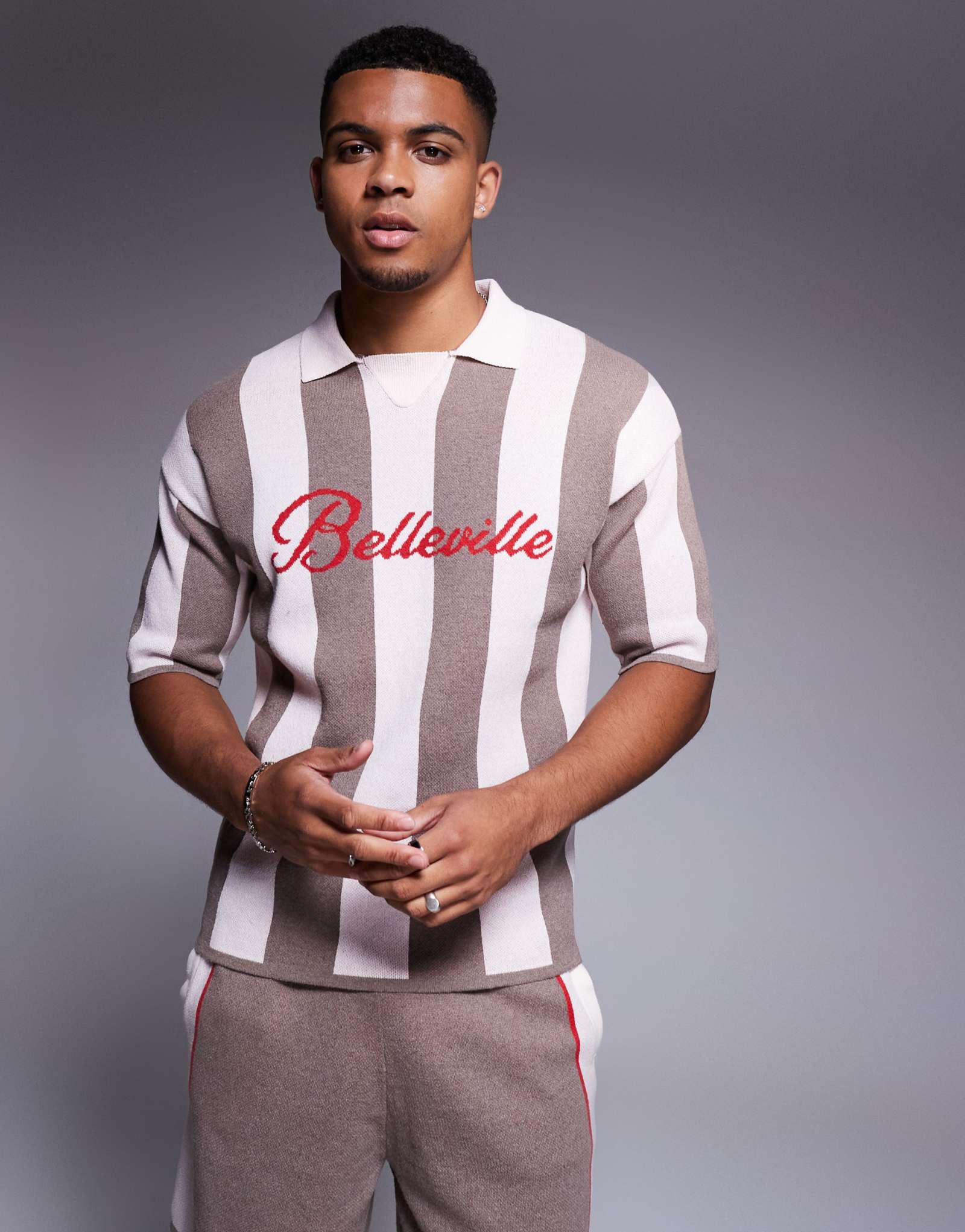 Поло свободного кроя с коричневым рисунком Belleville от ASOS DESIGN - часть комплекта