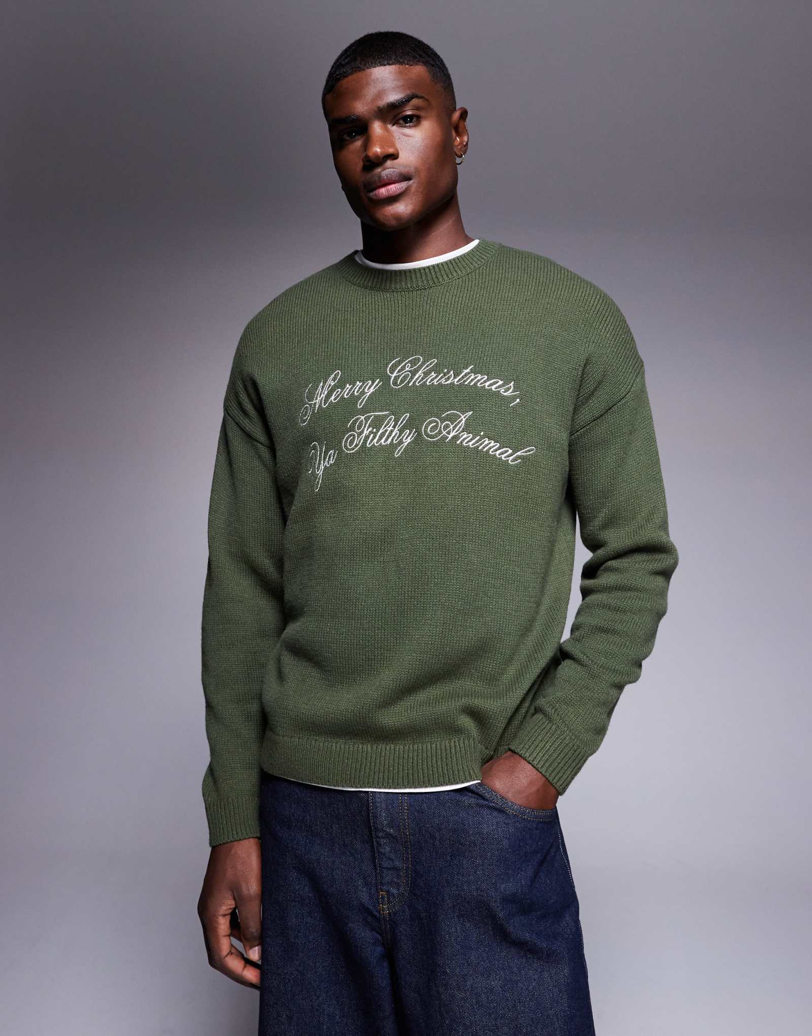 ДИЗАЙНЕРСКИЙ свитер непринужденной вязки ASOS DESIGN с надписью Merry Christmas Ya Filthy Animal зеленого цвета