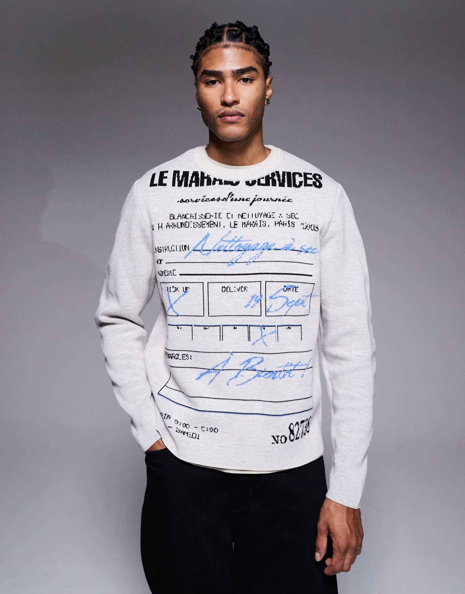 ДИЗАЙНЕРСКИЙ свитер непринужденной вязки ASOS DESIGN с изображением чеков серого цвета