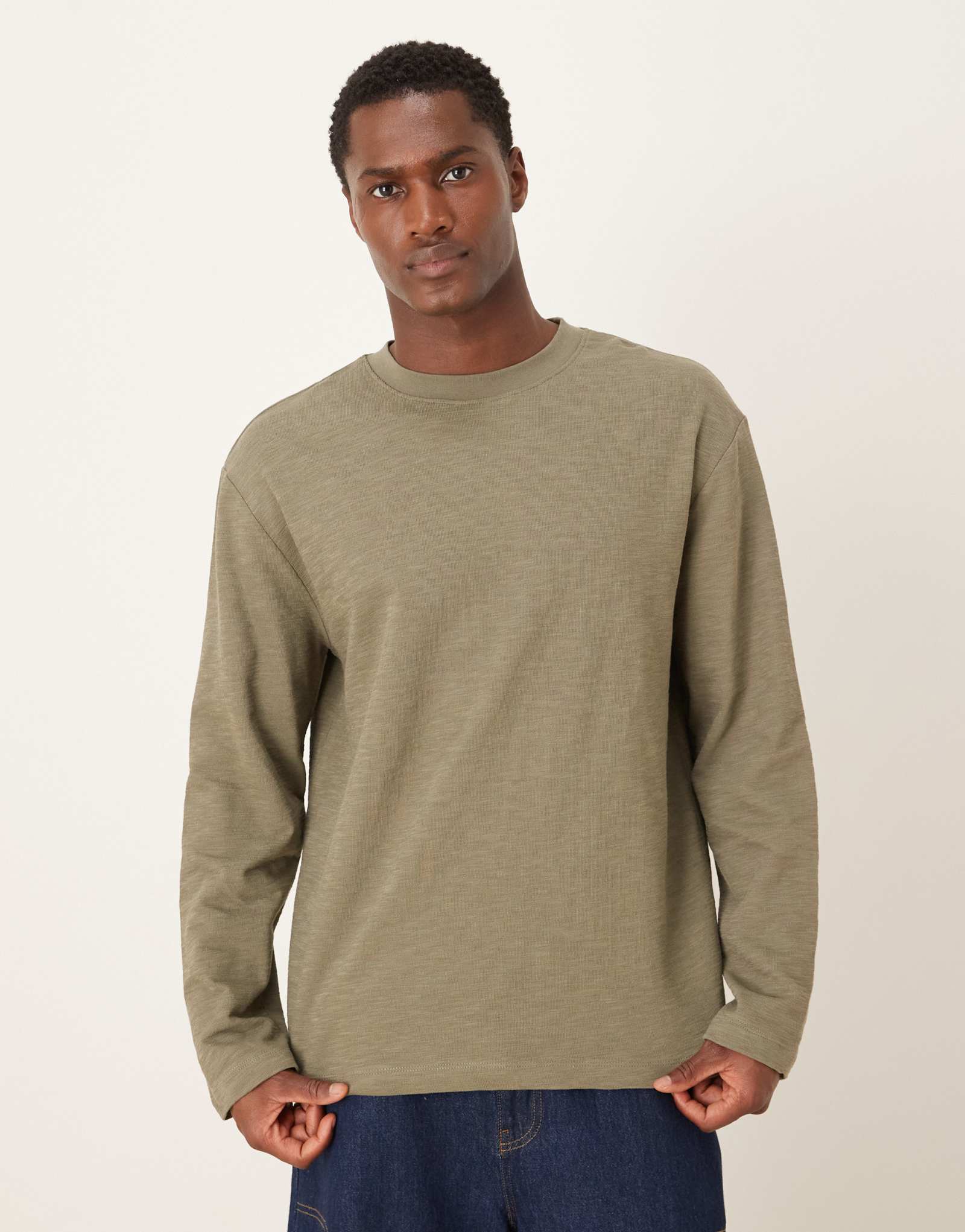 Непринужденная футболка ASOS DESIGN с длинным рукавом цвета хаки