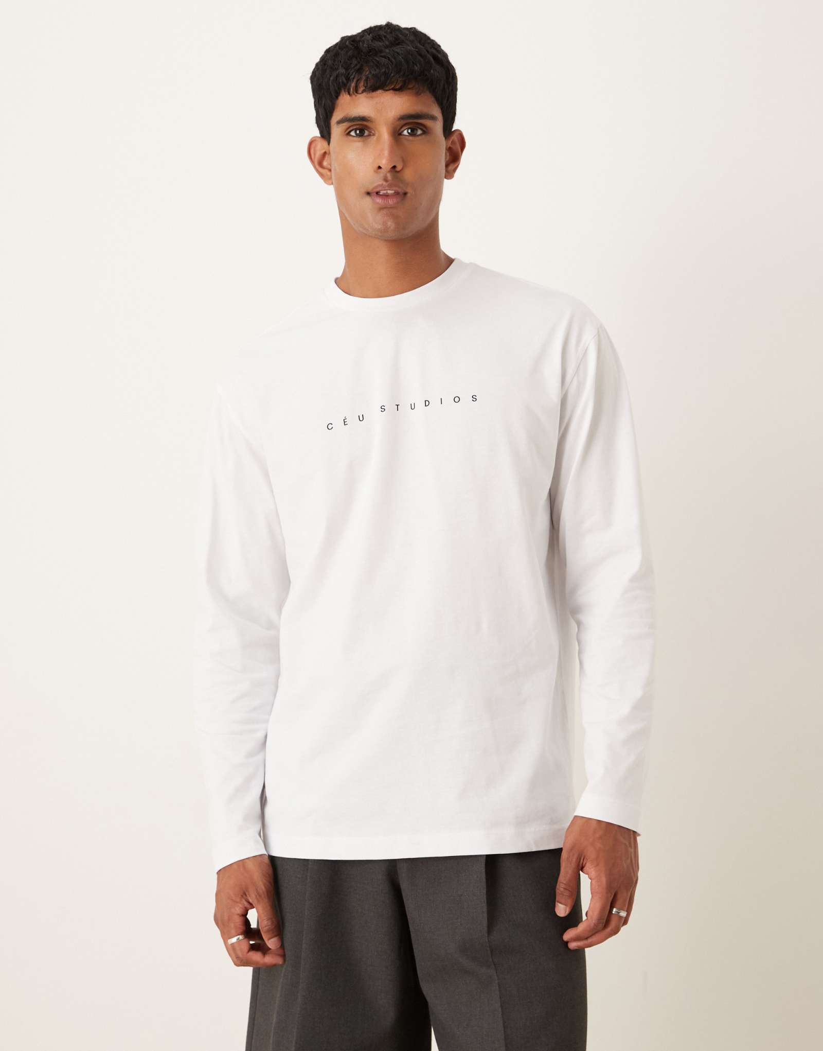 Непринужденная футболка ASOS DESIGN с длинным рукавом и принтом на груди белого цвета