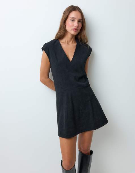 ASOS DESIGN relaxed mini jurk met V-hals en verlaagde taille in corduroy in zwart - view 1