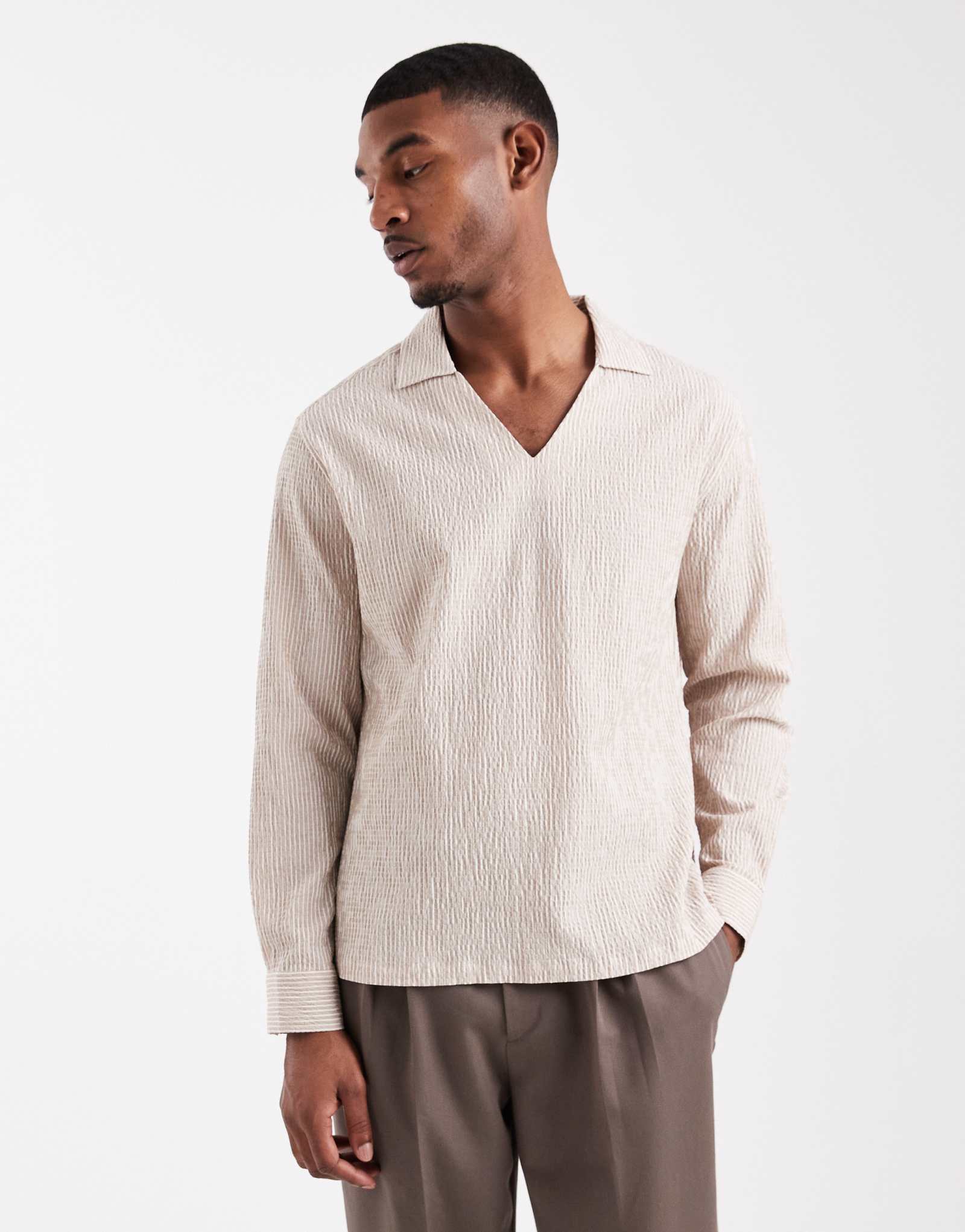 Непринужденная рубашка в бежевую полоску с узором seersucker через голову от ASOS DESIGN