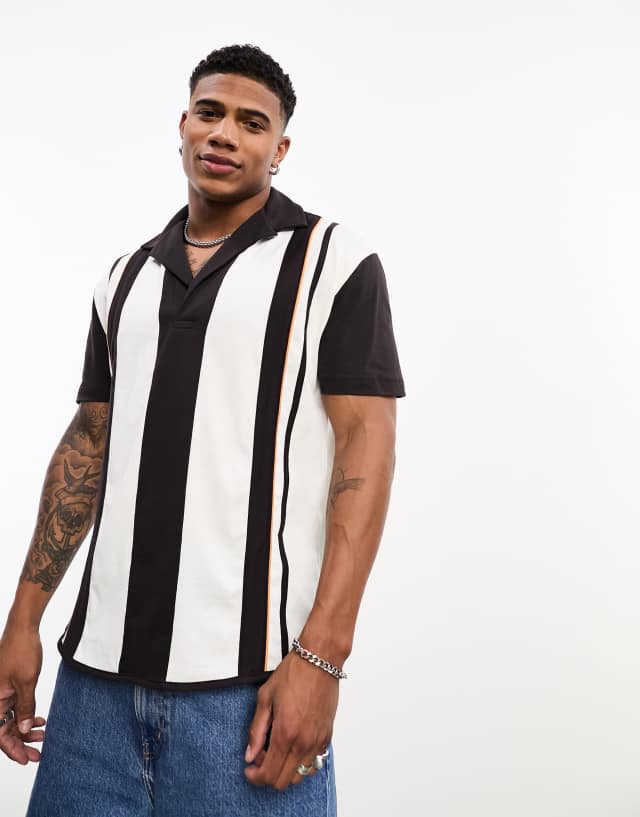 ASOS DESIGN - relaxed polo shirt with brown taping & contrast sleeves