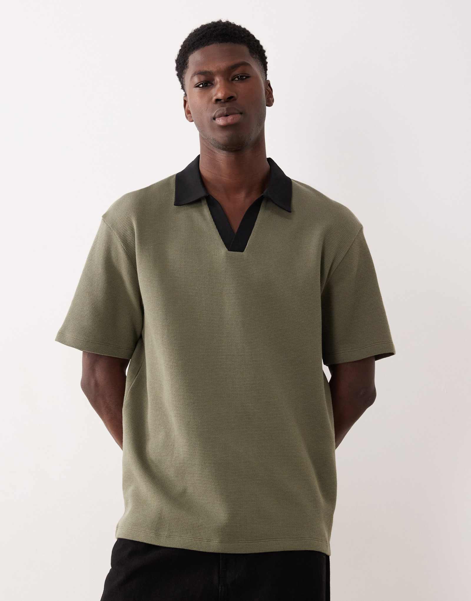 Непринужденная рубашка-поло ASOS DESIGN с отложным воротником из вафельного трикотажа цвета хаки-зеленый