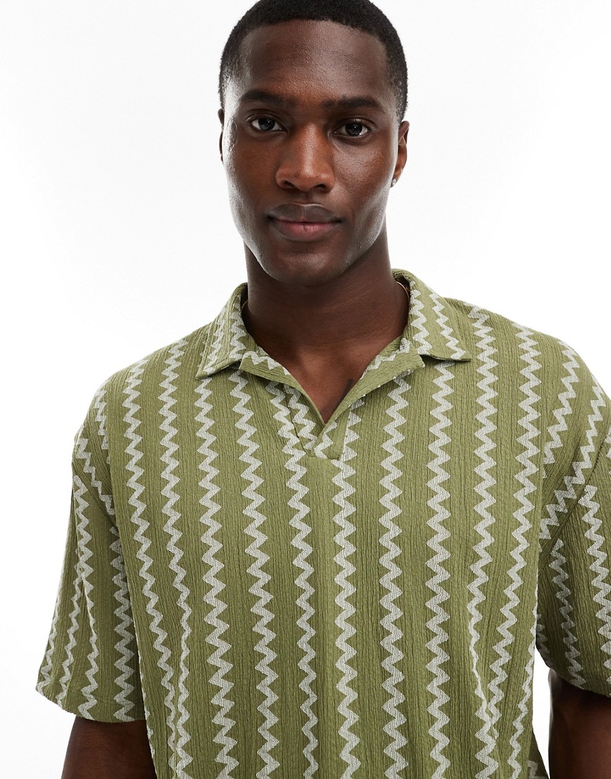 relaxed polo with camp collar in zig zag texture-Green