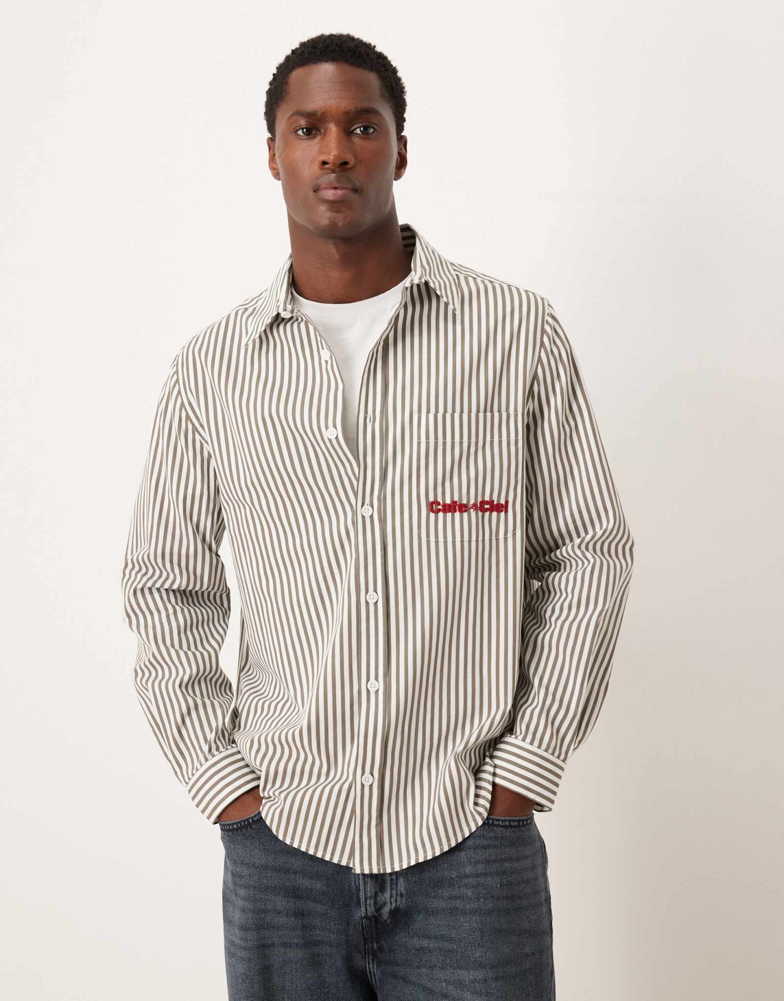 Непринужденная рубашка из поплина ASOS DESIGN с вышивкой на груди в коричневую полоску