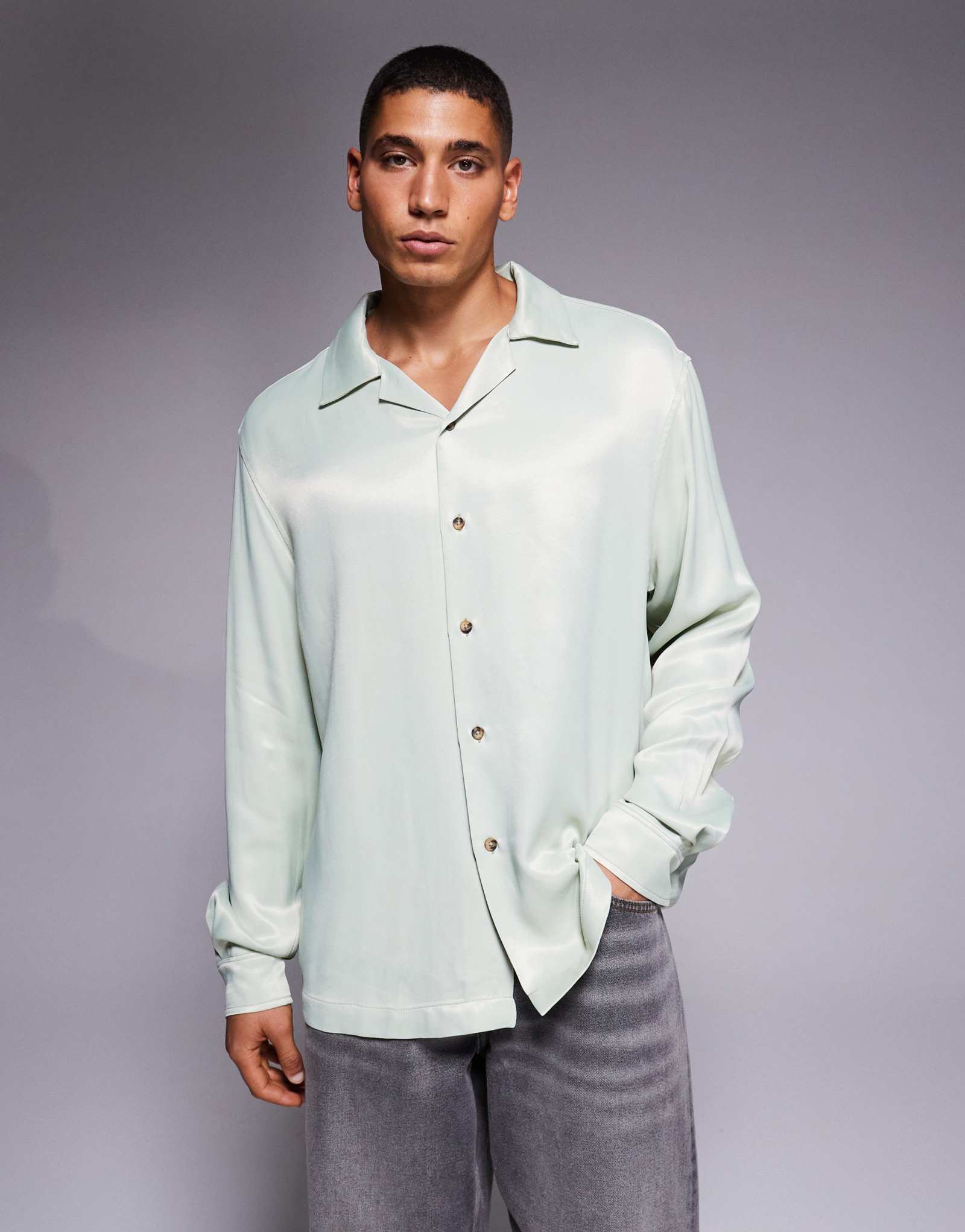 Непринужденная атласная рубашка revere от ASOS DESIGN в шалфейно-зеленом цвете