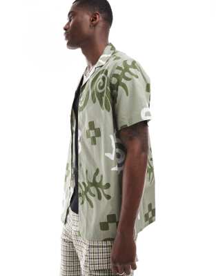 ASOS DESIGN ASOS DESIGN relaxed revere shirt with abstract print in green-Red