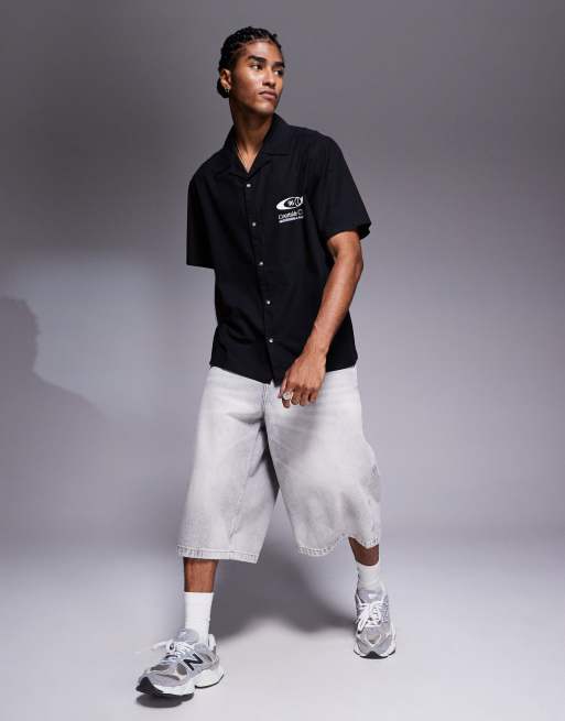 ASOS DESIGN - Camicia comoda nera con rever e stampa sul retro