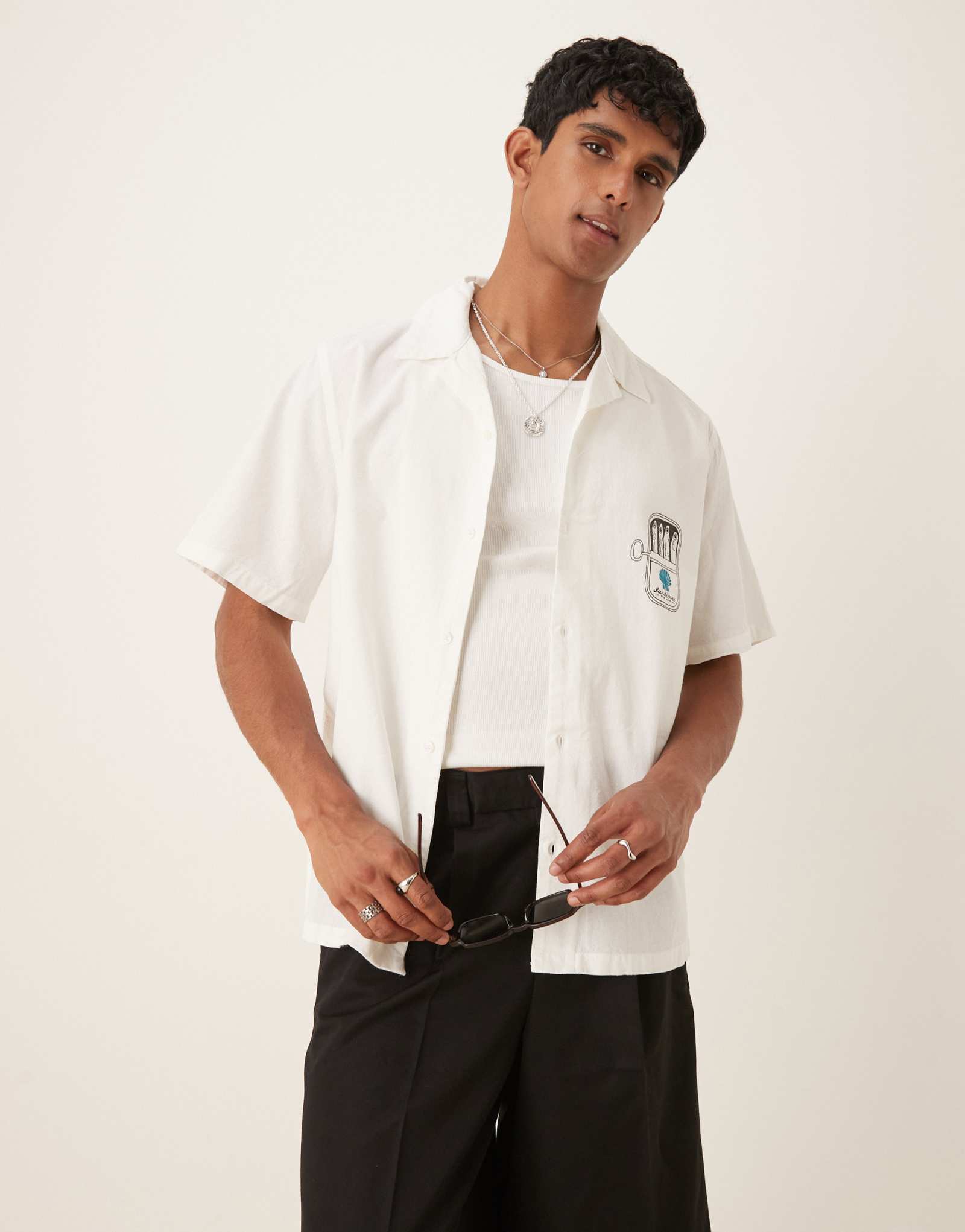 Дизайнерская рубашка revere от ASOS в расслабленном стиле с принтом на груди белого цвета