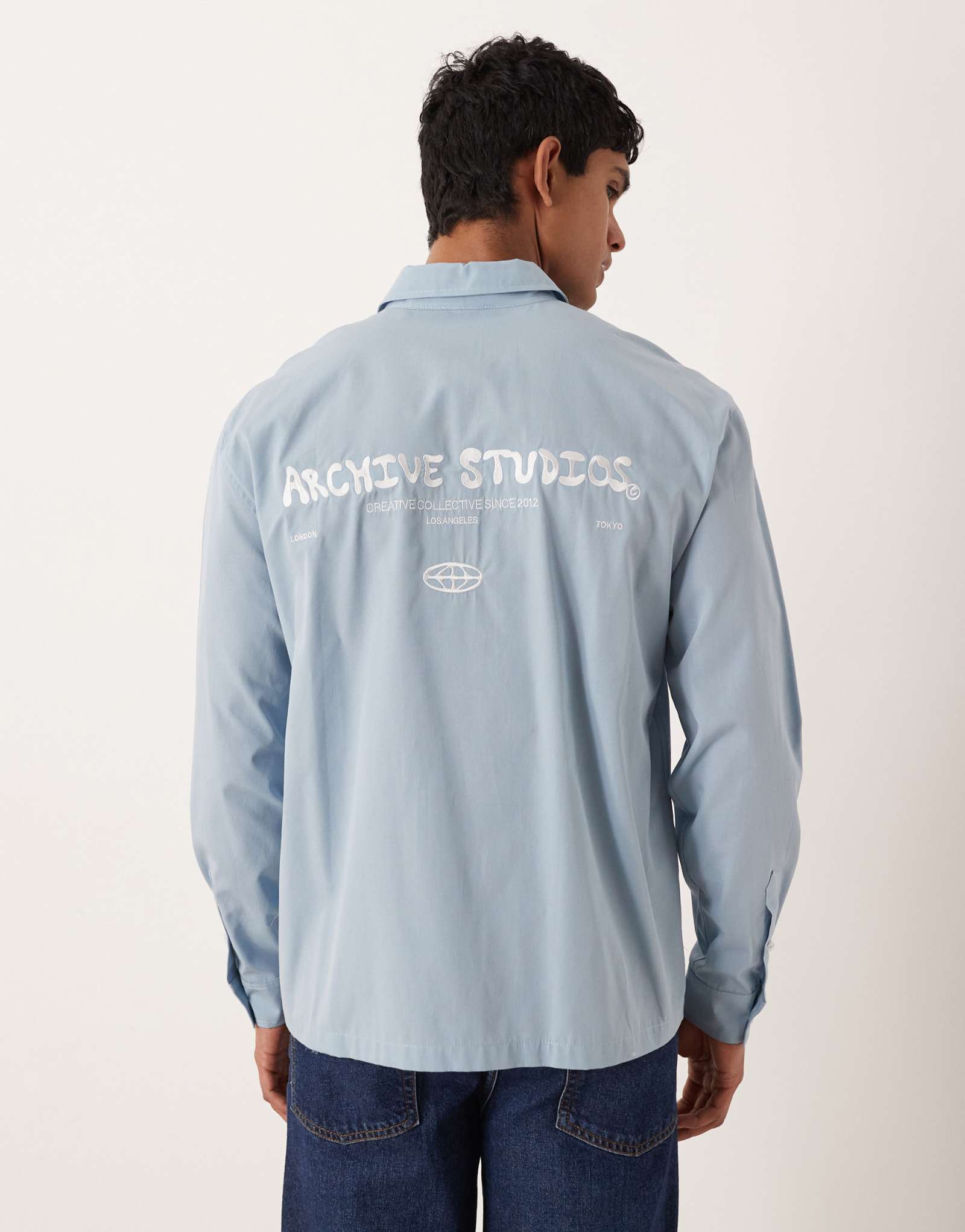 Непринужденная рубашка ASOS DESIGN с вышивкой на груди и спине синего цвета