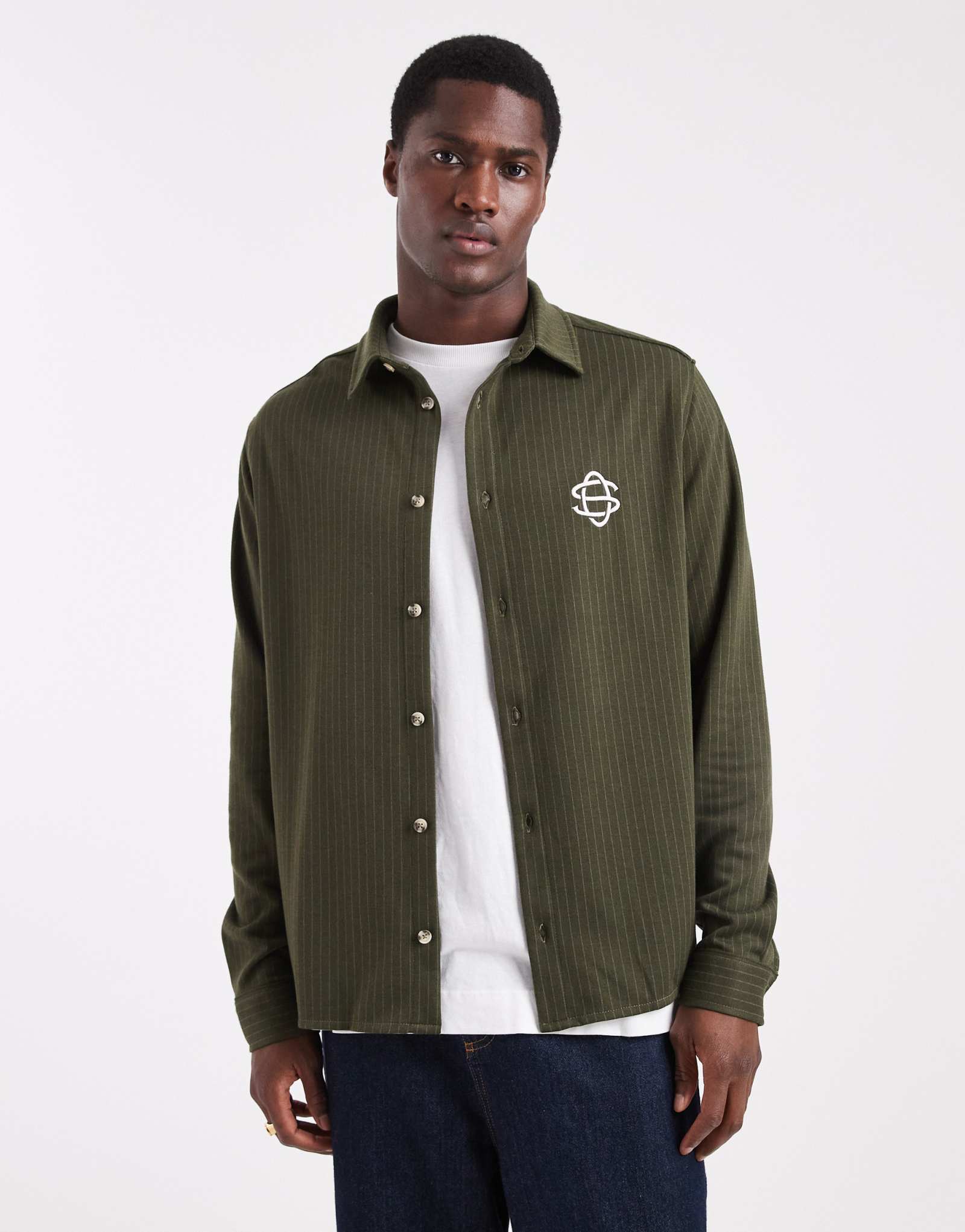 Непринужденная рубашка ASOS DESIGN с вышивкой на груди в полоску цвета хаки и зеленого цвета