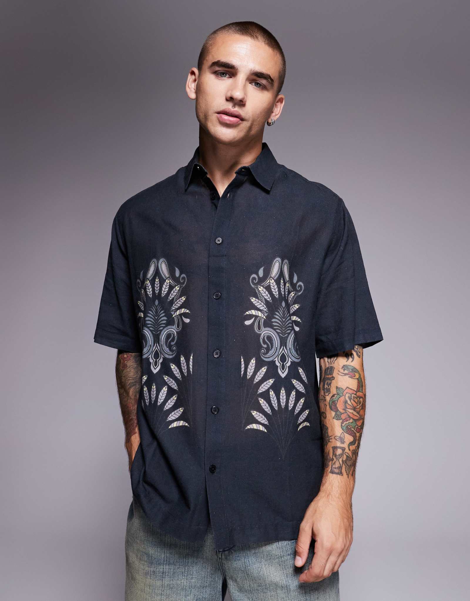 Непринужденная рубашка ASOS DESIGN с принтом на груди черного цвета