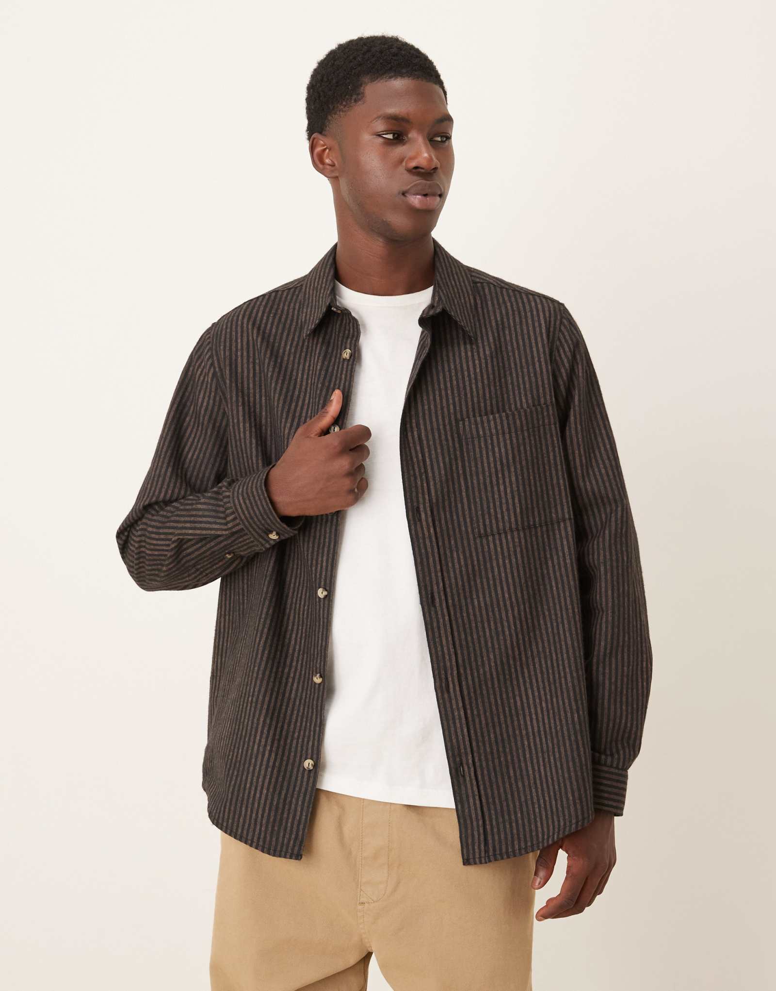 Непринужденная рубашка ASOS DESIGN с карманом в темно-синюю и коричневую полоску