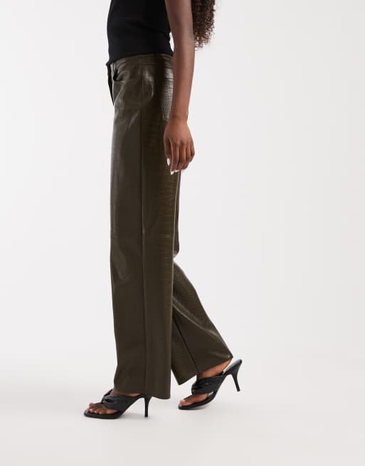 ASOS DESIGN relaxed straight leg broek van imitatieleer in olijfgroen croco, 2 van 5