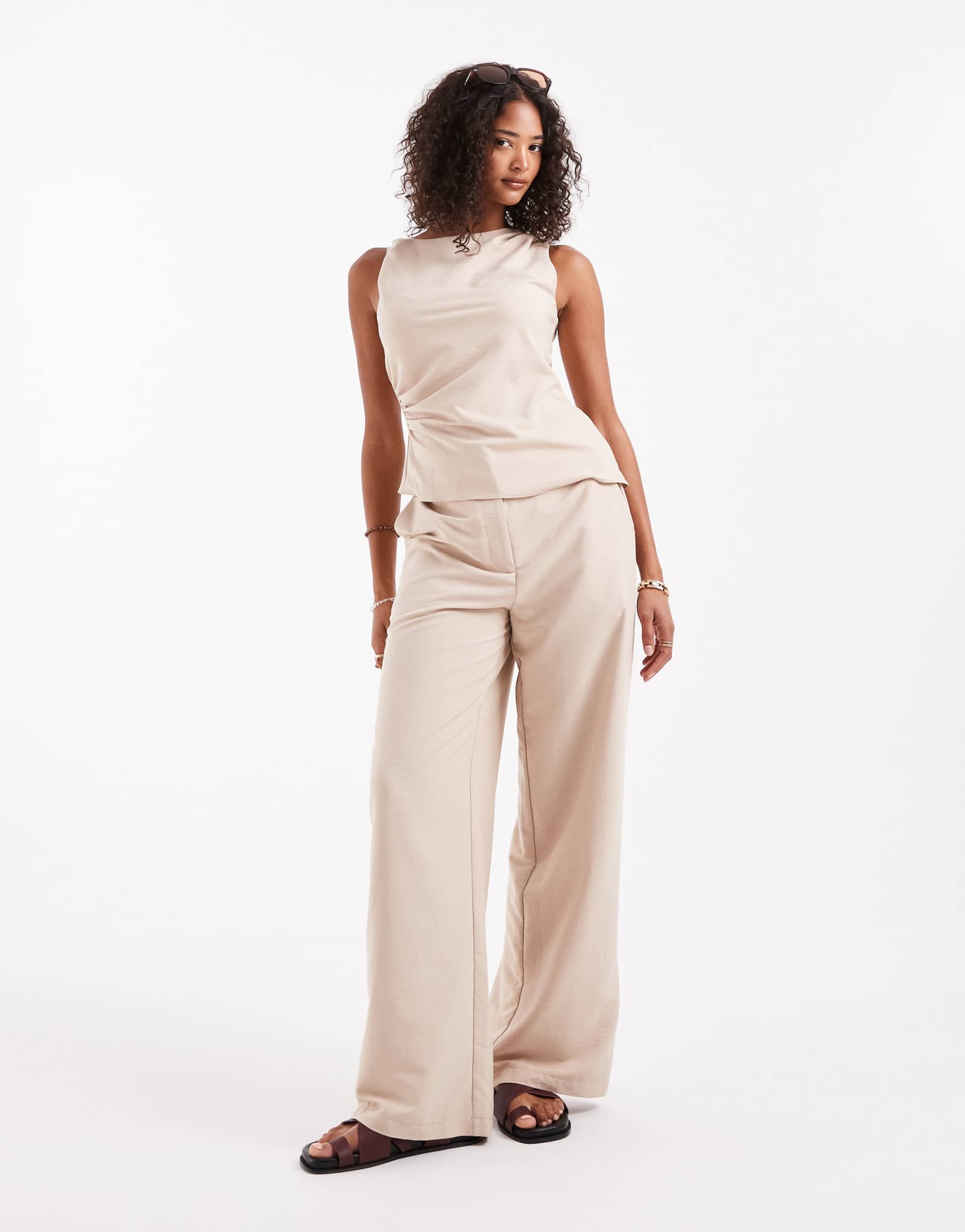 Стильные прямые брюки ASOS DESIGN темно-серого цвета - часть комплекта