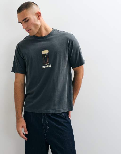 ASOS DESIGN relaxed T-shirt med Christmas Guinness-print i vasket sort, 2 af 5