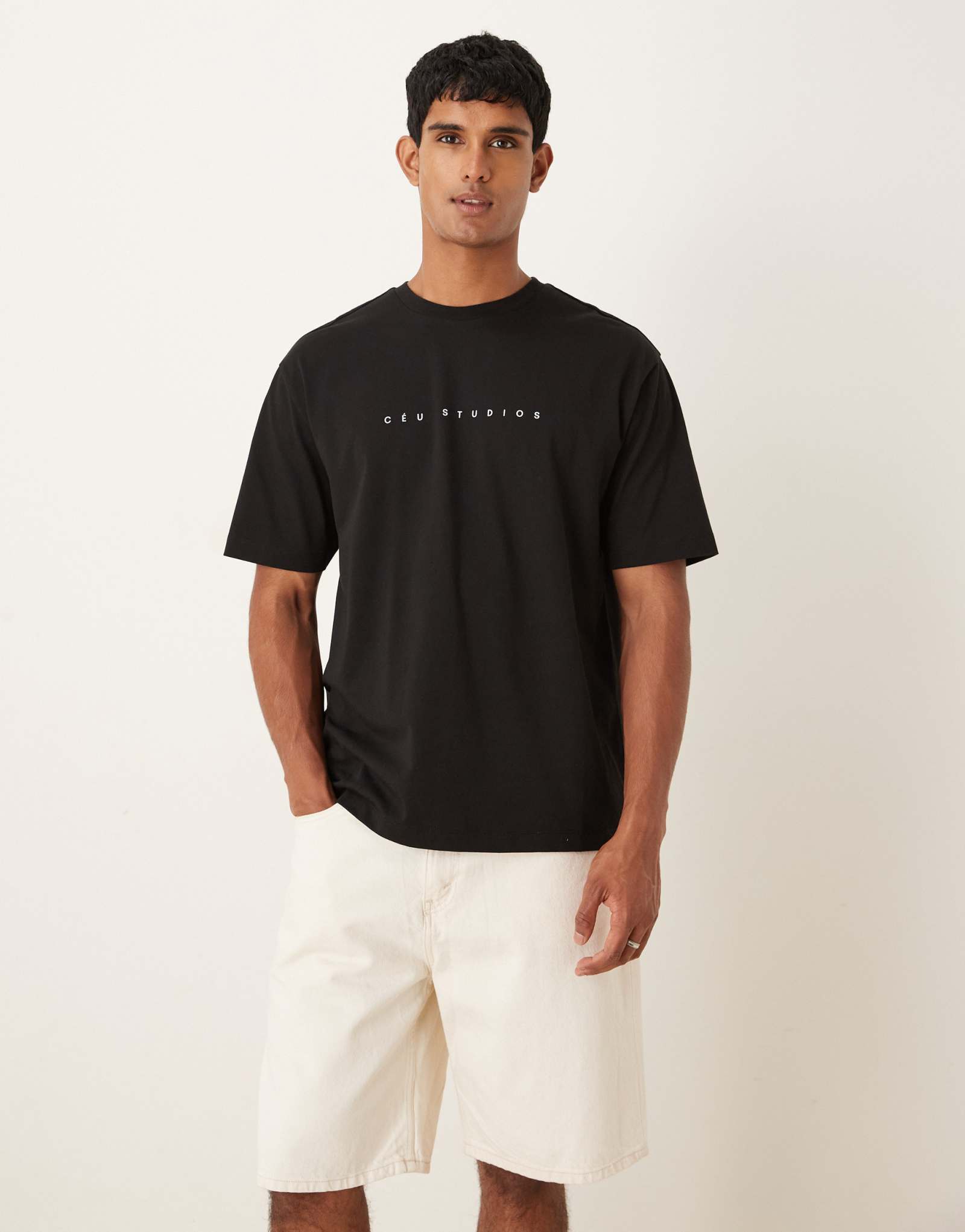 Непринужденная футболка ASOS DESIGN с принтом на груди черного цвета