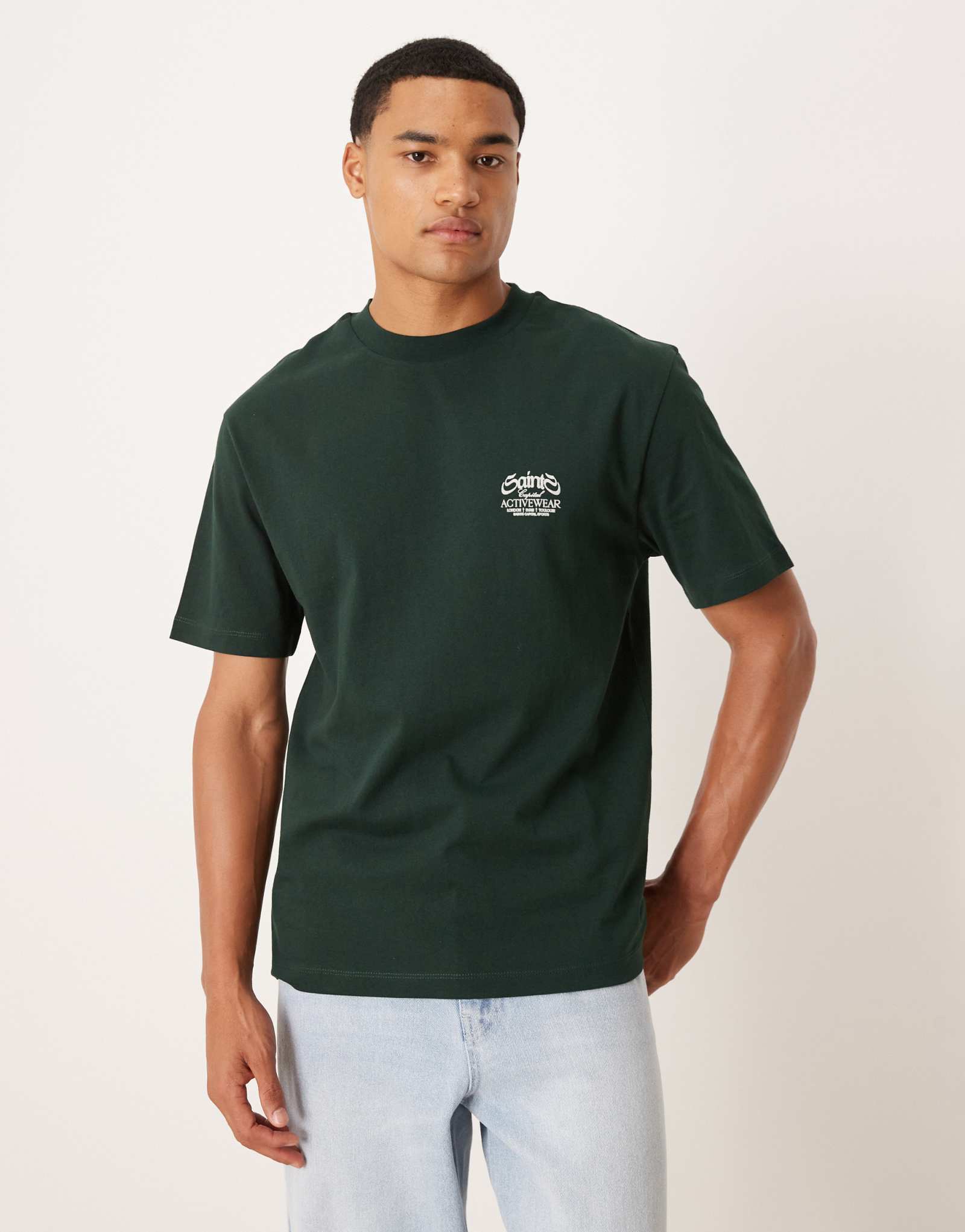 Непринужденная футболка ASOS DESIGN с текстовым рисунком в виде флокирования темно-зеленого цвета