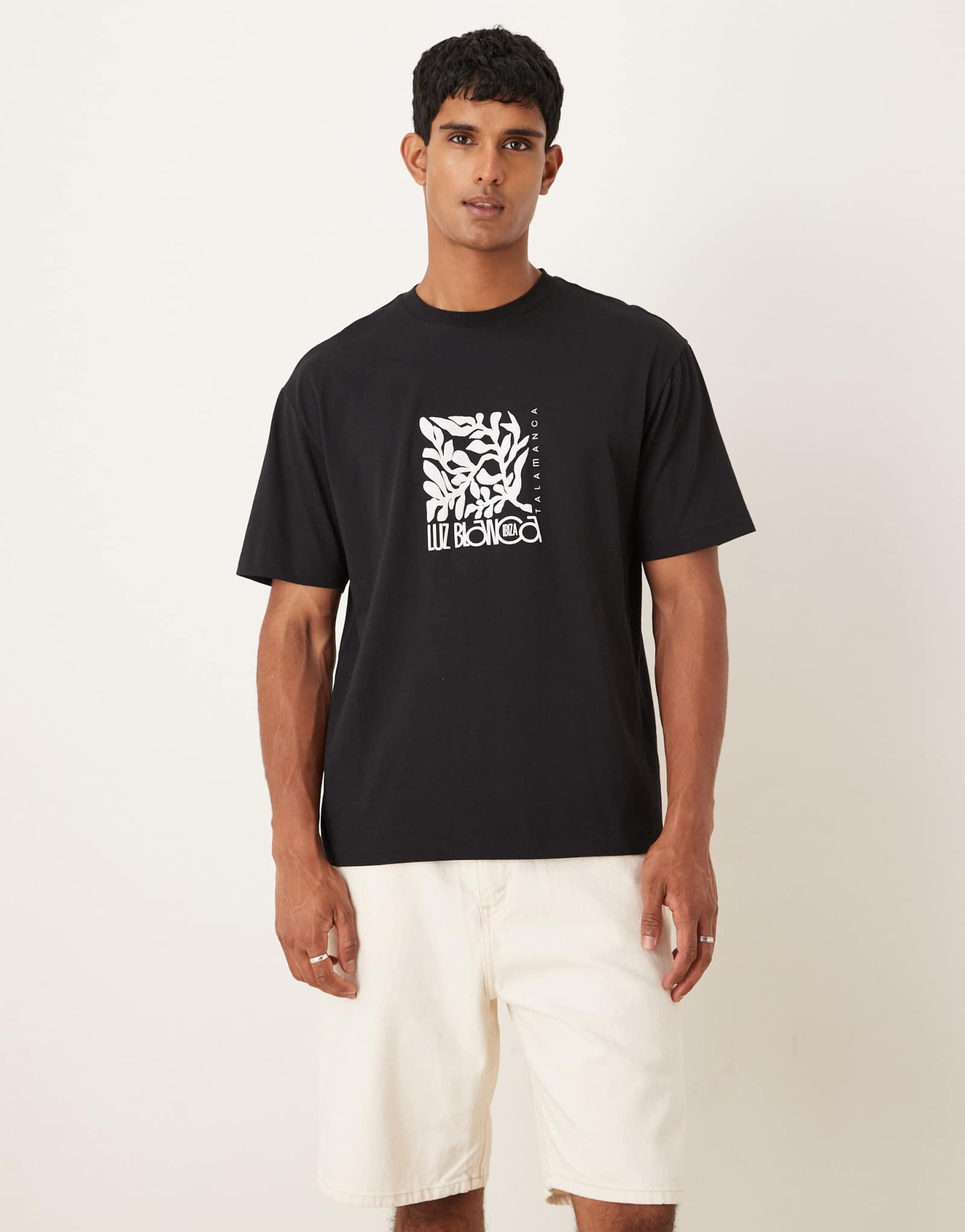 Непринужденная футболка ASOS DESIGN с цветочным принтом на груди черного цвета 