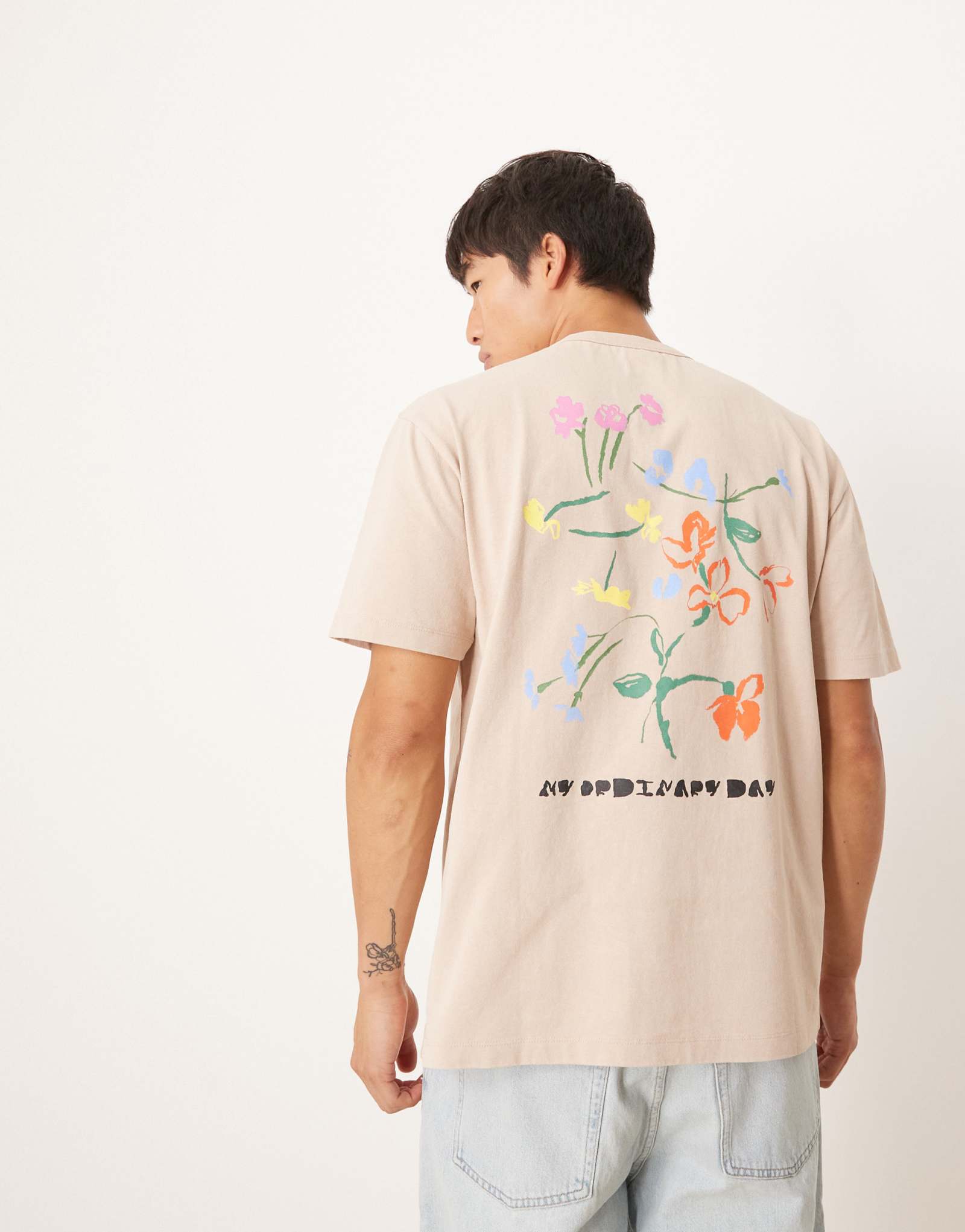 Непринужденная футболка ASOS DESIGN с цветочным рисунком в нейтральных тонах