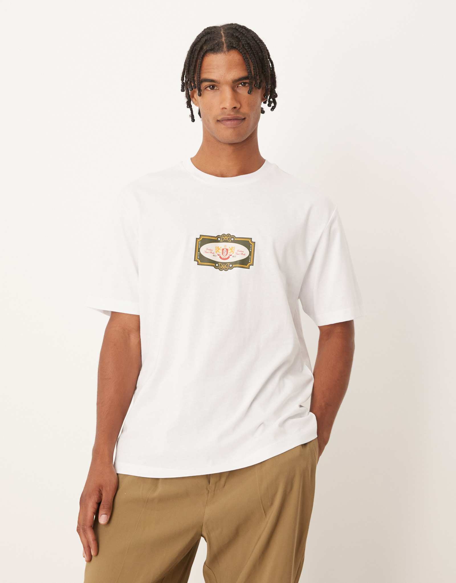 Непринужденная футболка ASOS DESIGN с надписью спереди на груди белого цвета