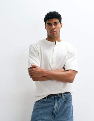 Непринужденная футболка ASOS DESIGN с вырезом henley из ткани с кремовой текстурой coconut milk