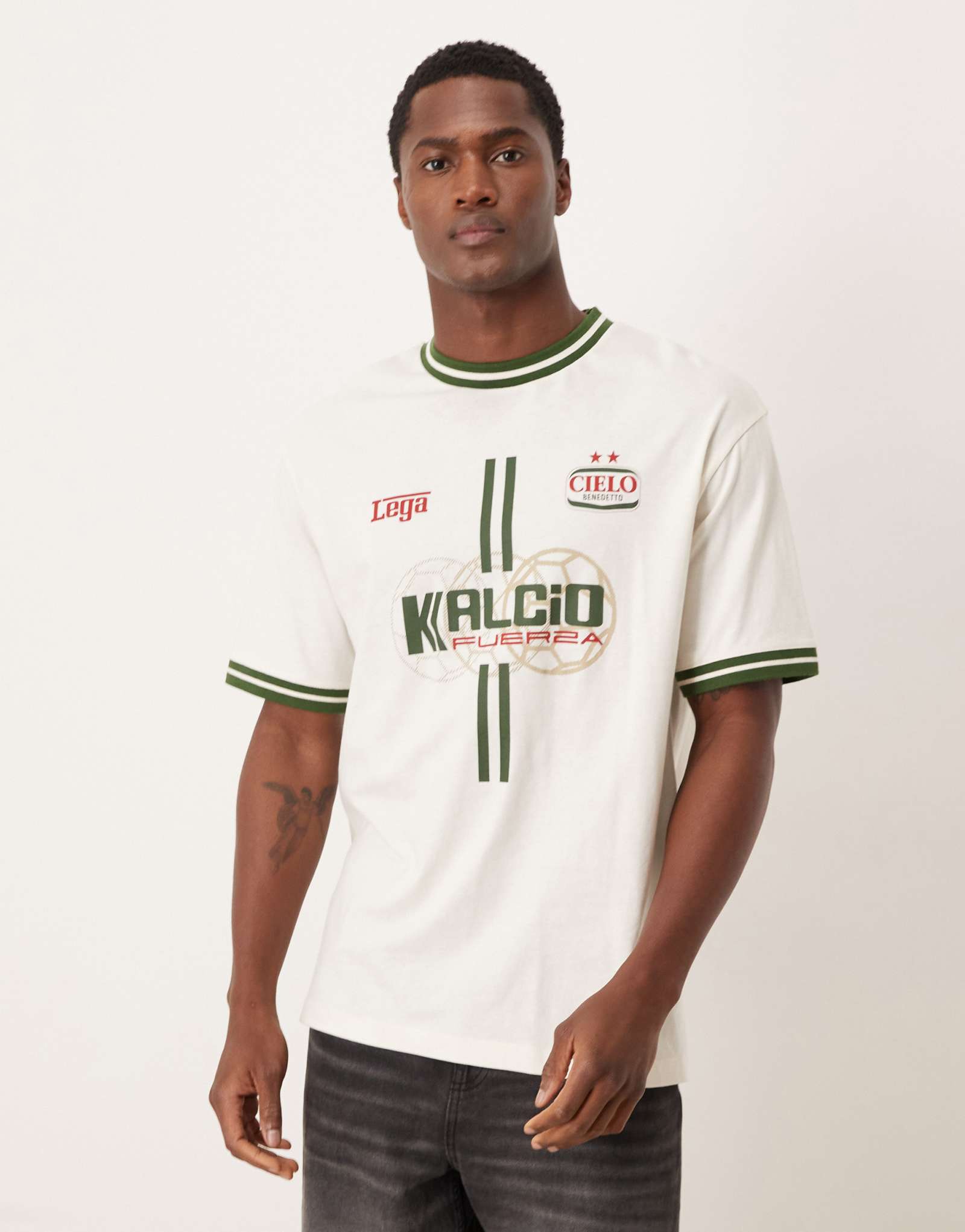 Непринужденная футболка ASOS DESIGN с округлым вырезом горловины и манжетами и спортивной графикой белоснежного цвета