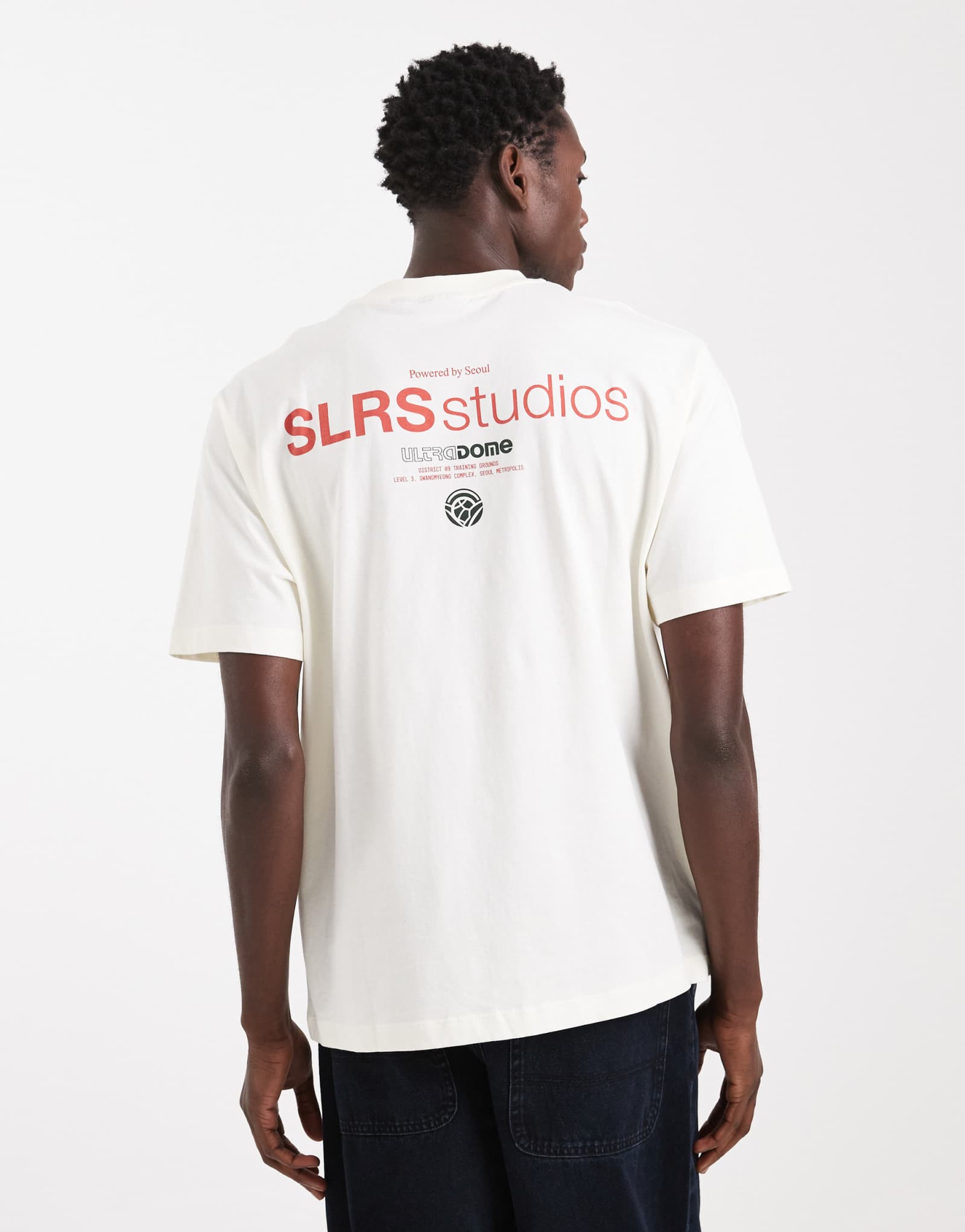 Непринужденная футболка ASOS DESIGN с текстовым изображением slrs studios кремового цвета