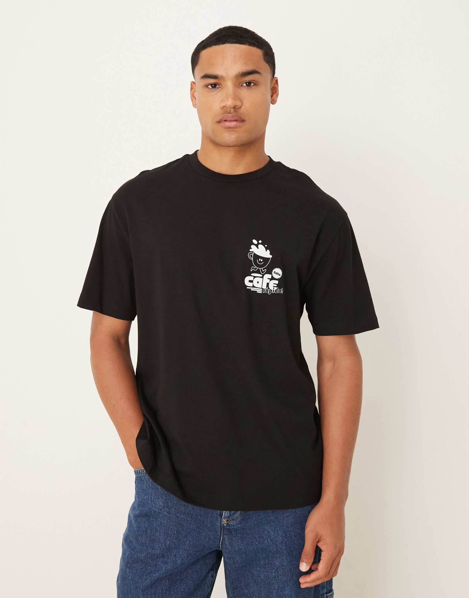 Непринужденная футболка ASOS DESIGN с мелким принтом на груди черного цвета