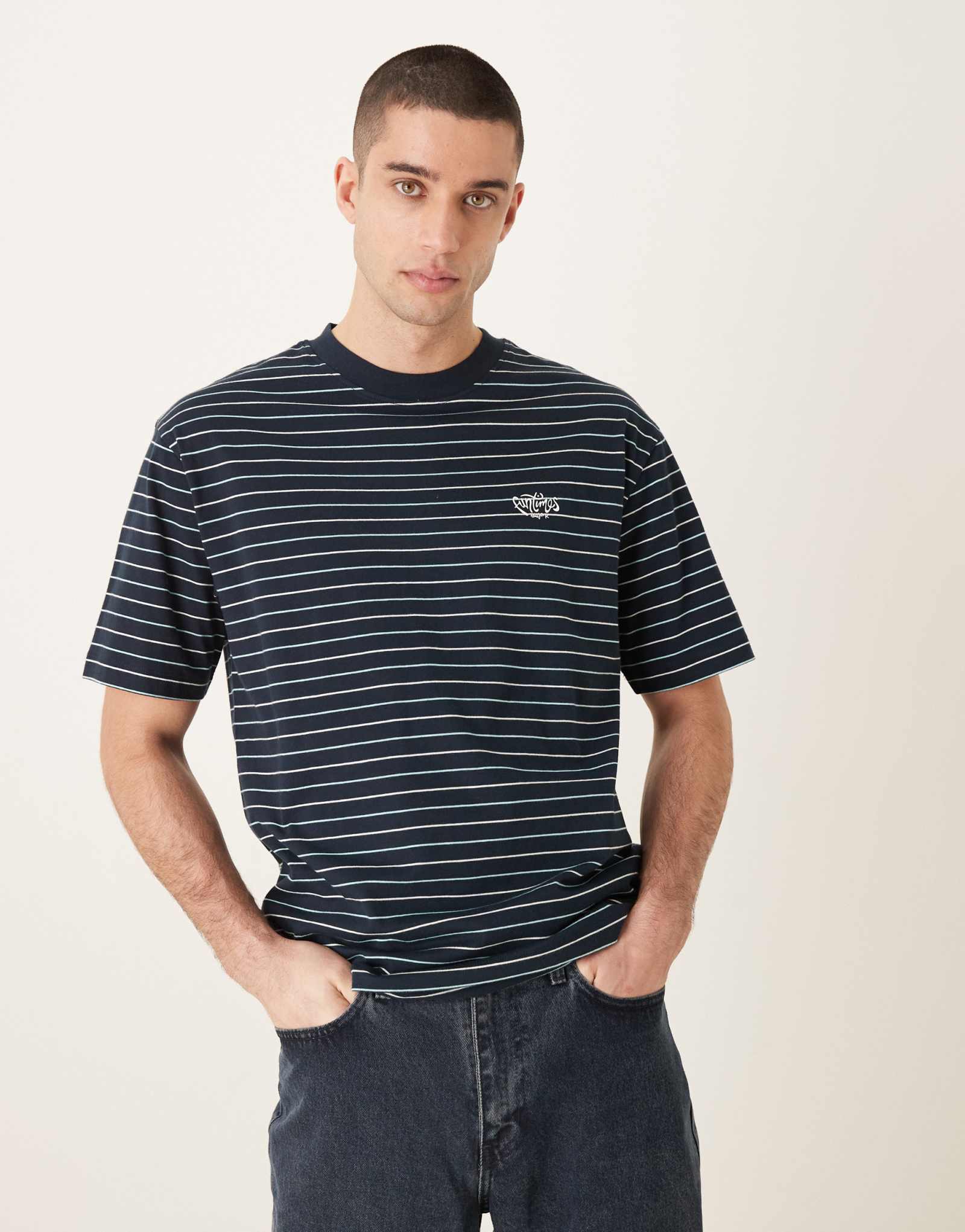 Непринужденная футболка ASOS DESIGN с текстовым рисунком в темно-синюю полоску