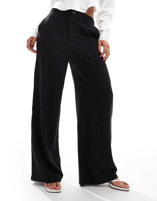 ASOS DESIGN - relaxed tailored dad trouser in black pinstripe