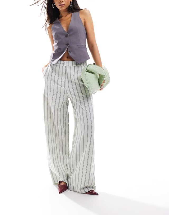 ASOS DESIGN - relaxed tailored trouser in sage stripe