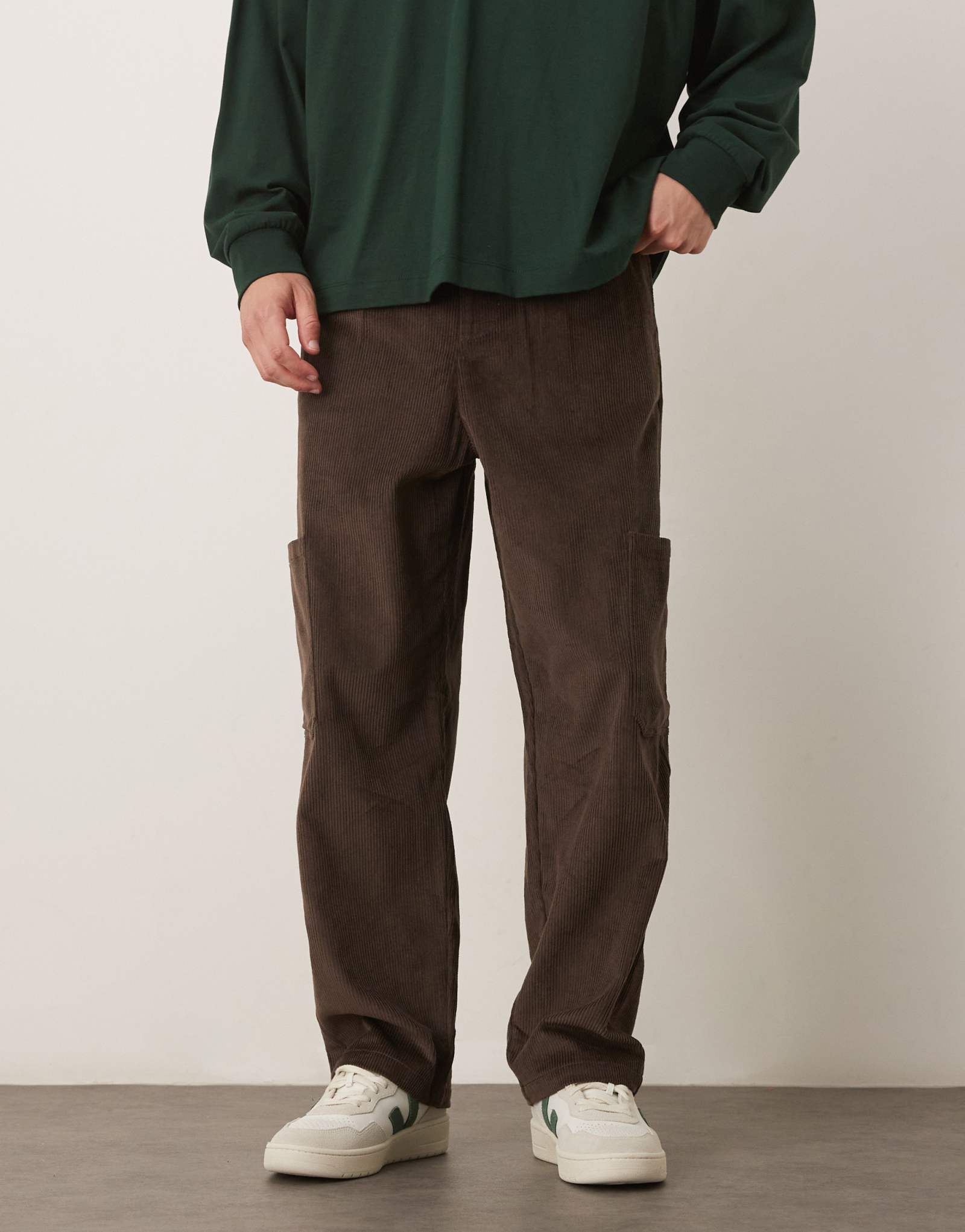 Зауженные брюки-карго ASOS DESIGN свободного кроя из коричневого вельвета со складками