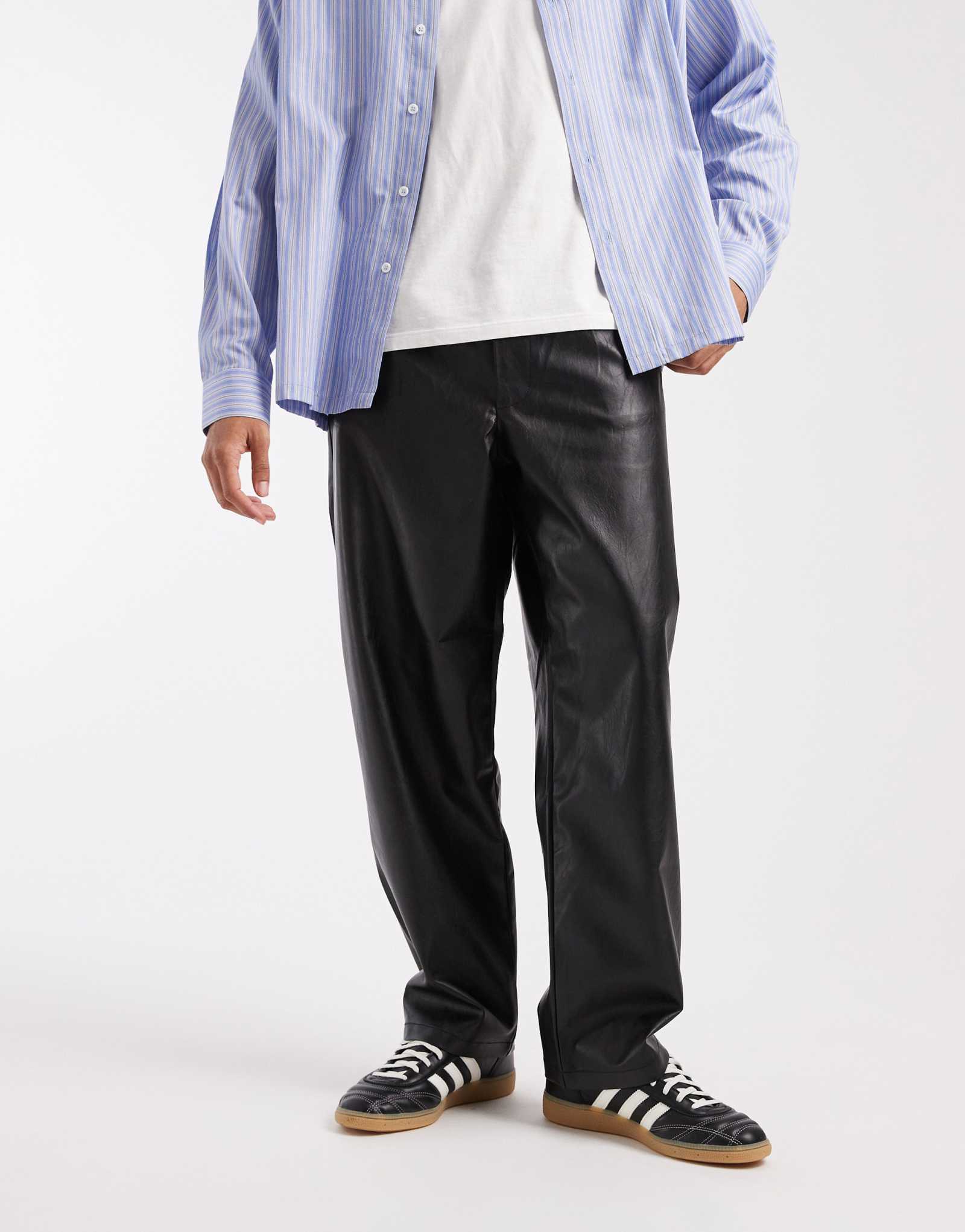 Зауженные брюки свободного кроя от ASOS DESIGN из черной искусственной кожи