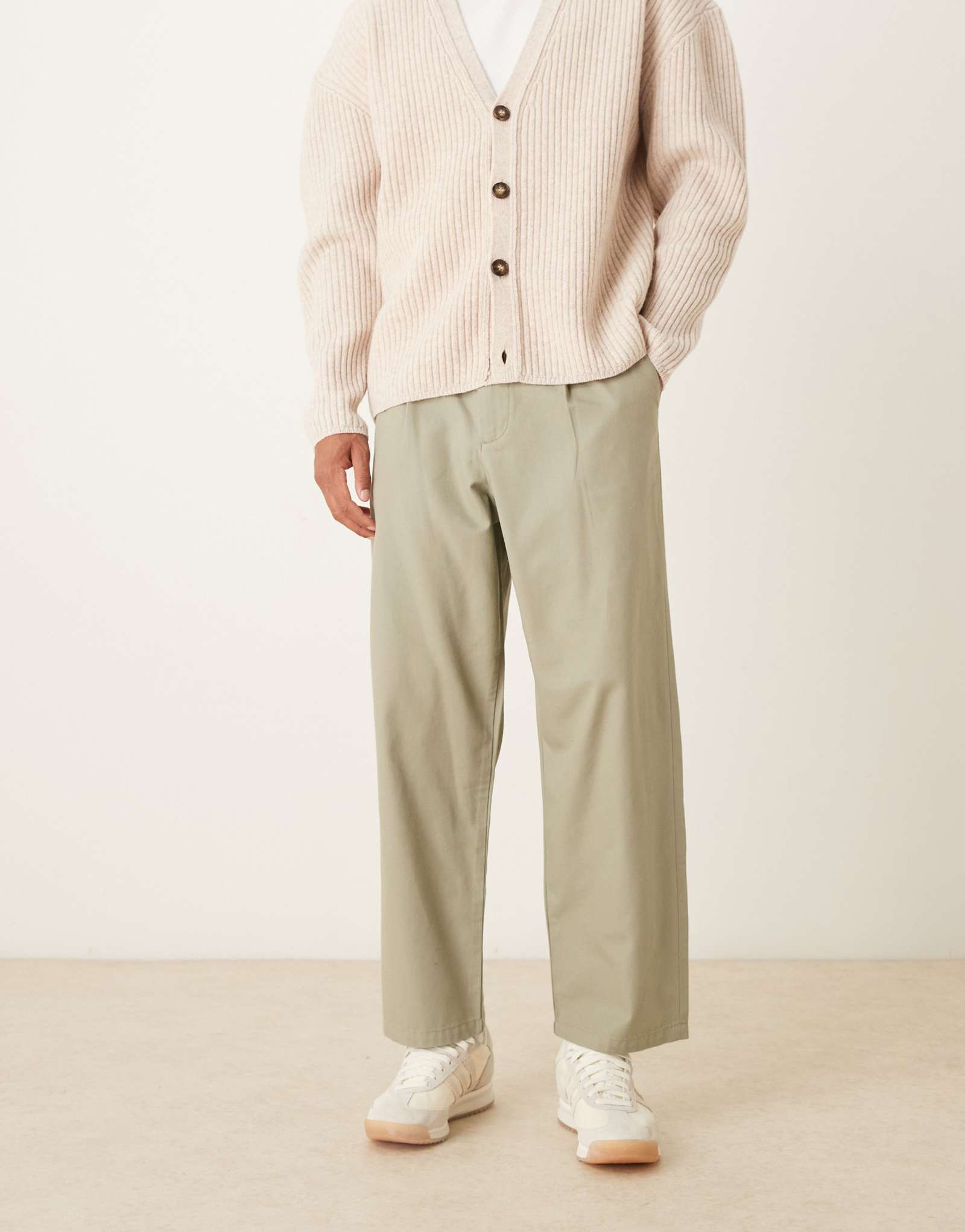 Непринужденные зауженные брюки ASOS DESIGN светло-зеленого цвета хаки со складками