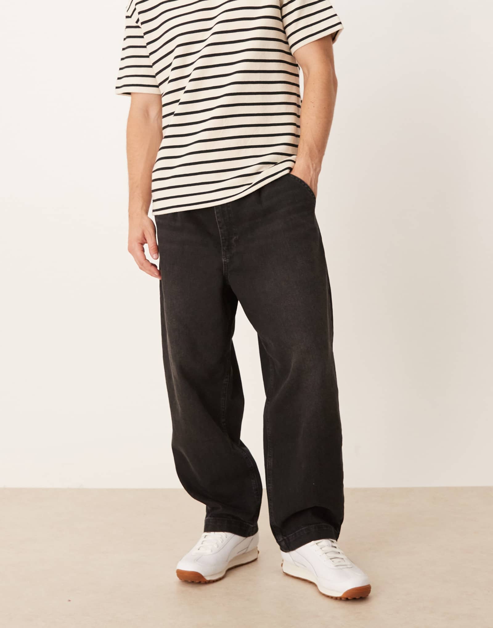 Зауженные плиссированные джинсы ASOS DESIGN свободного кроя черного цвета, выполненные в стираном стиле