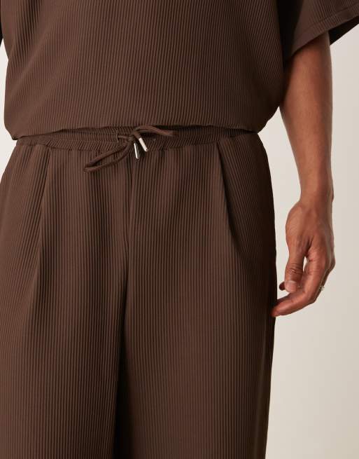ASOS DESIGN relaxed tapered plisse trackies with pleats in brown, 2 of 5