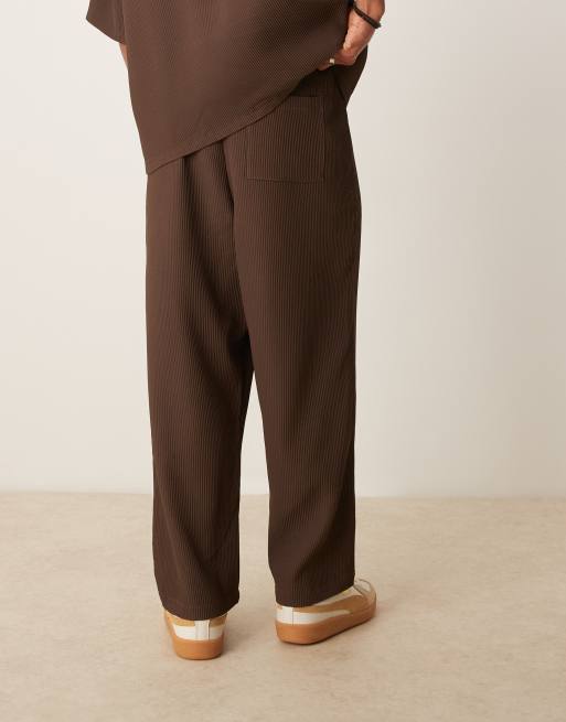 ASOS DESIGN relaxed tapered plisse trackies with pleats in brown, 3 of 5