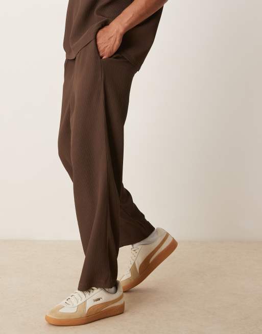 ASOS DESIGN relaxed tapered plisse trackies with pleats in brown, 4 of 5