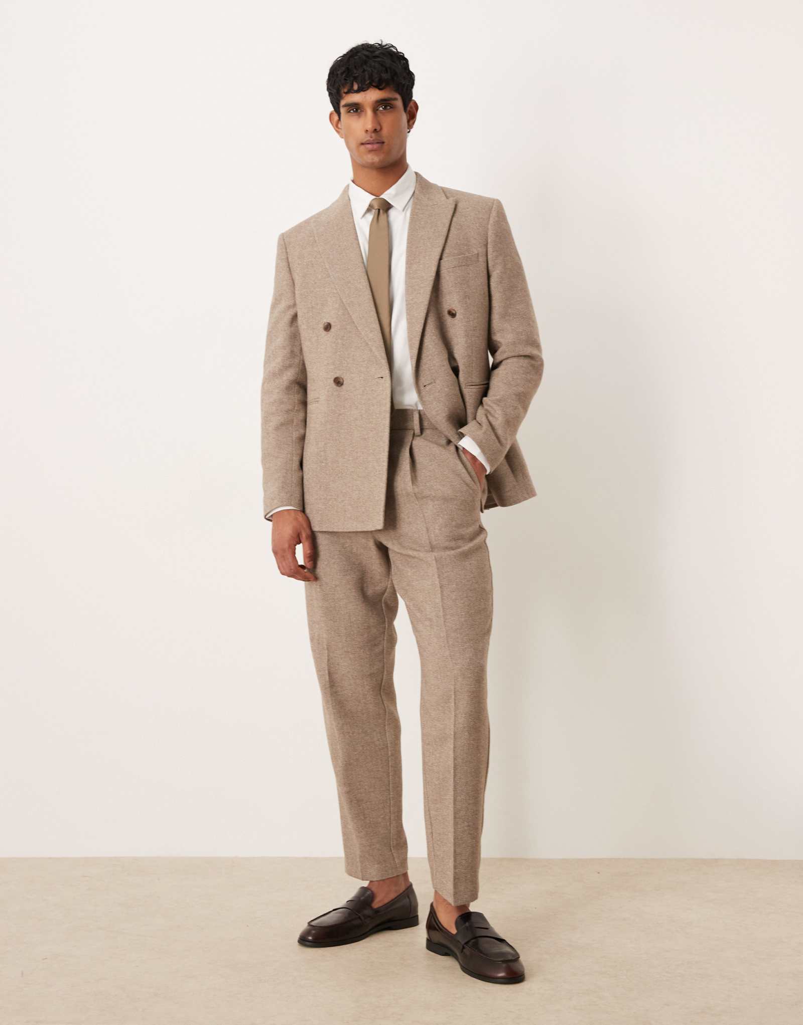 Непринужденные зауженные брюки от ASOS DESIGN для костюма в нейтральную 