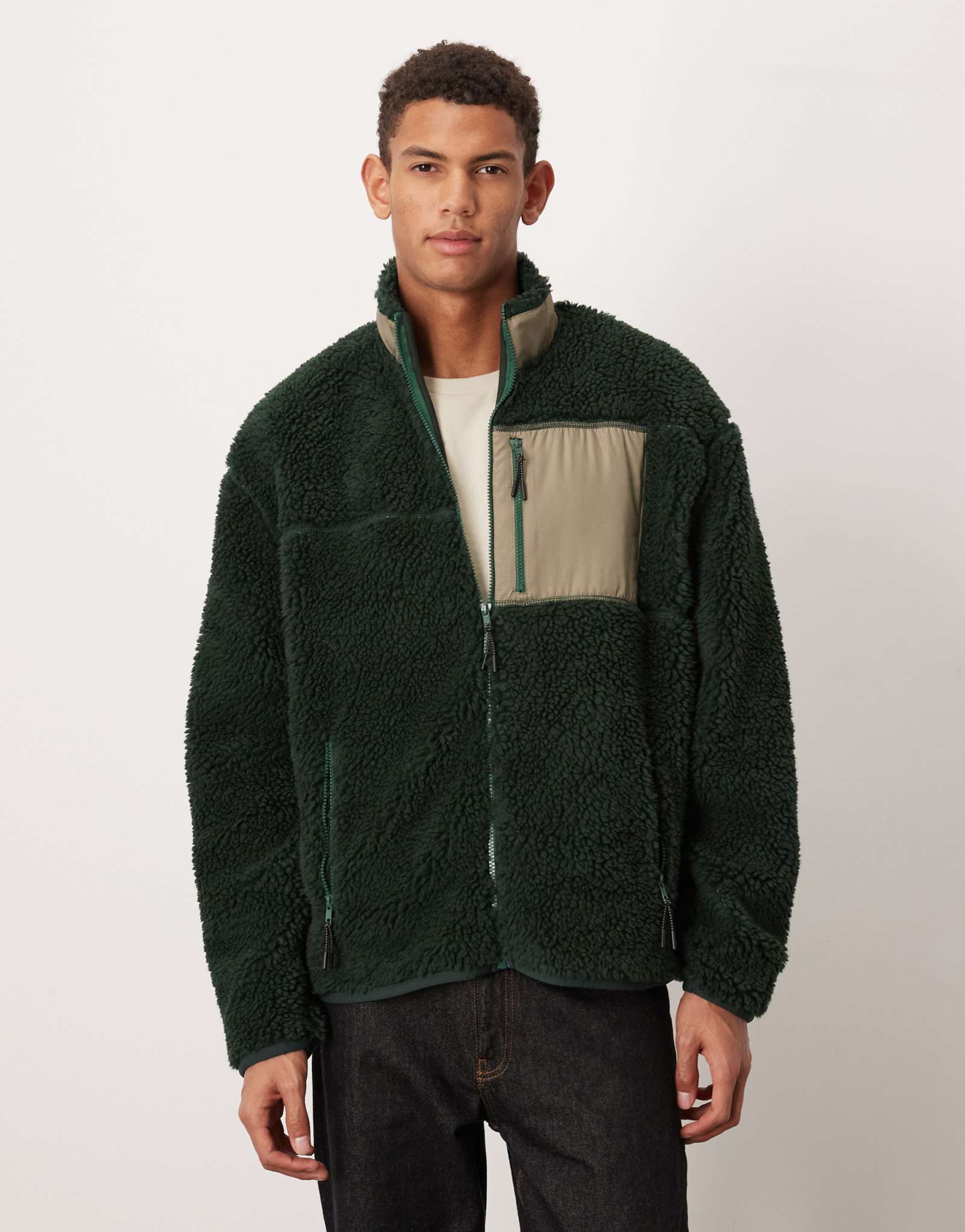 Непринужденная плюшевая куртка на молнии с карманом темно-зеленого цвета от ASOS DESIGN