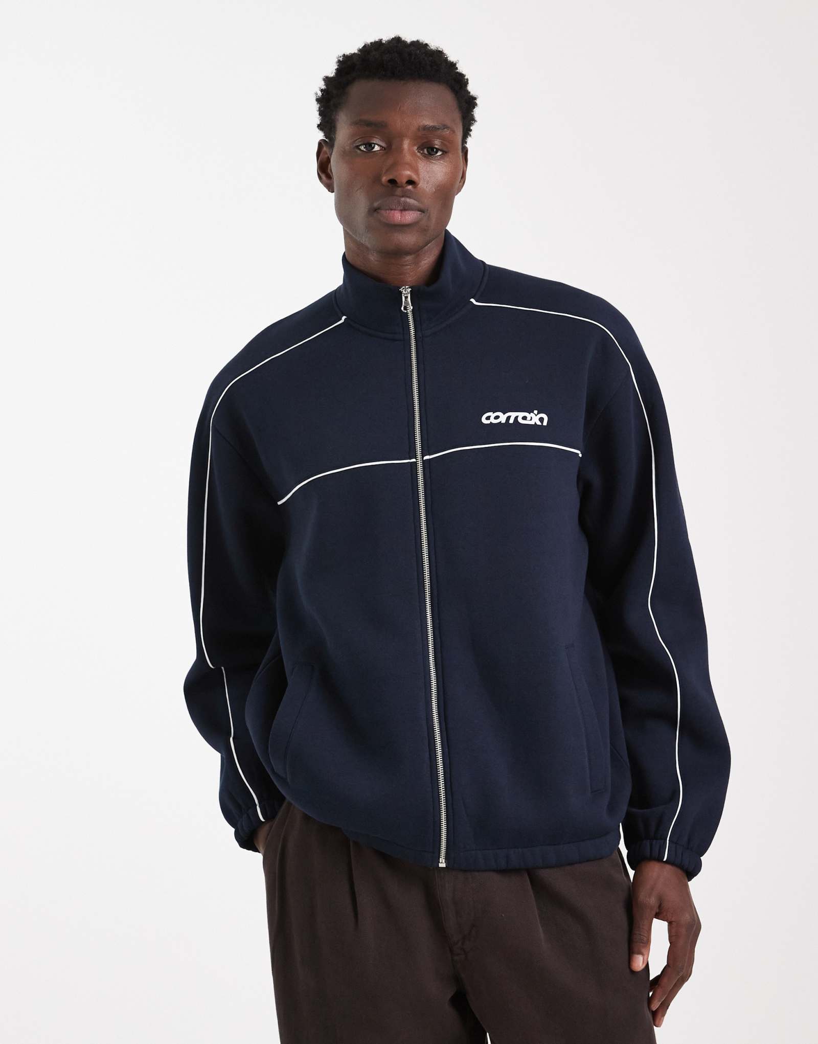 Непринужденная спортивная куртка с принтом ASOS DESIGN и темно-синей окантовкой