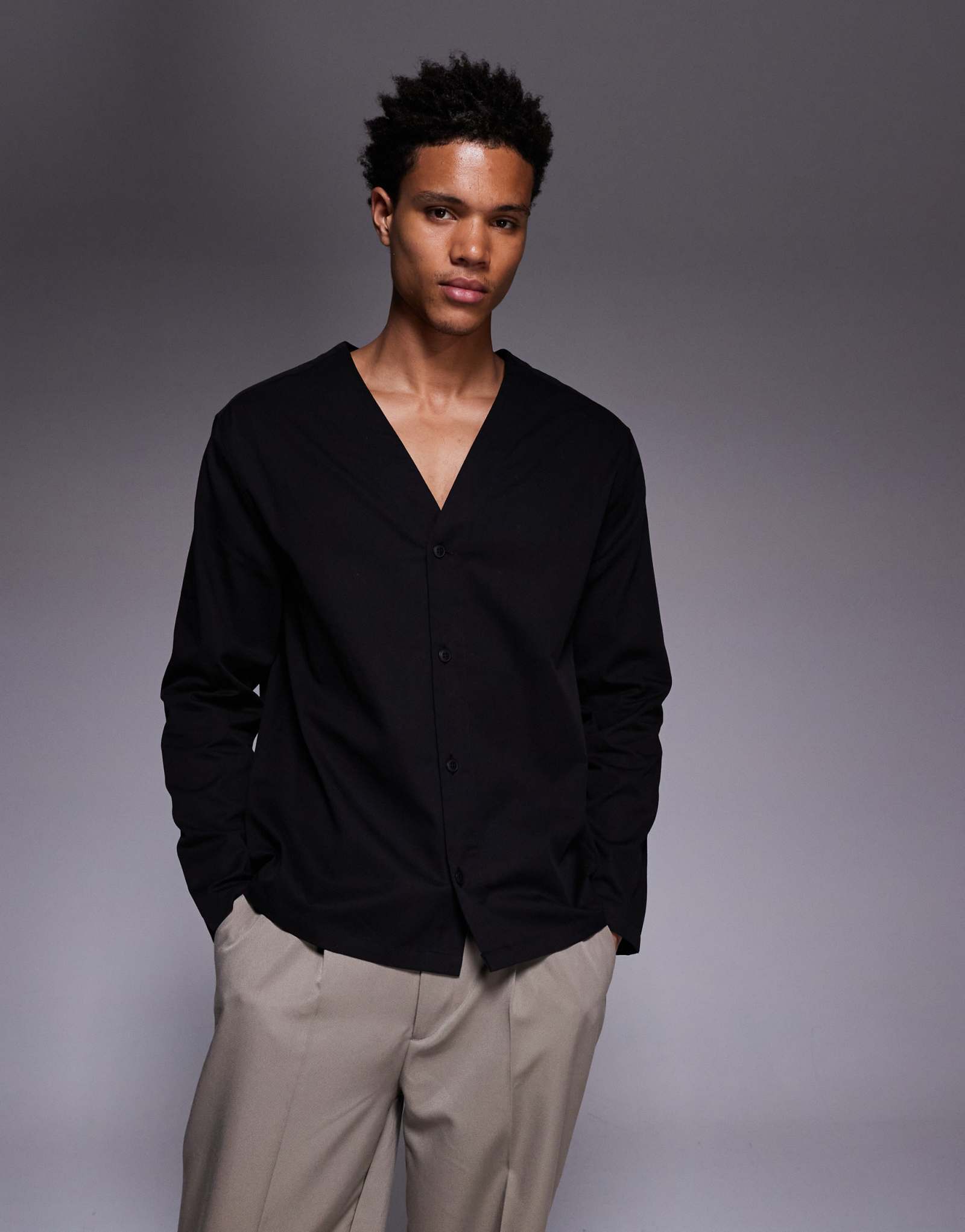 Облегающая рубашка с непринужденным v-образным вырезом от ASOS DESIGN черного цвета