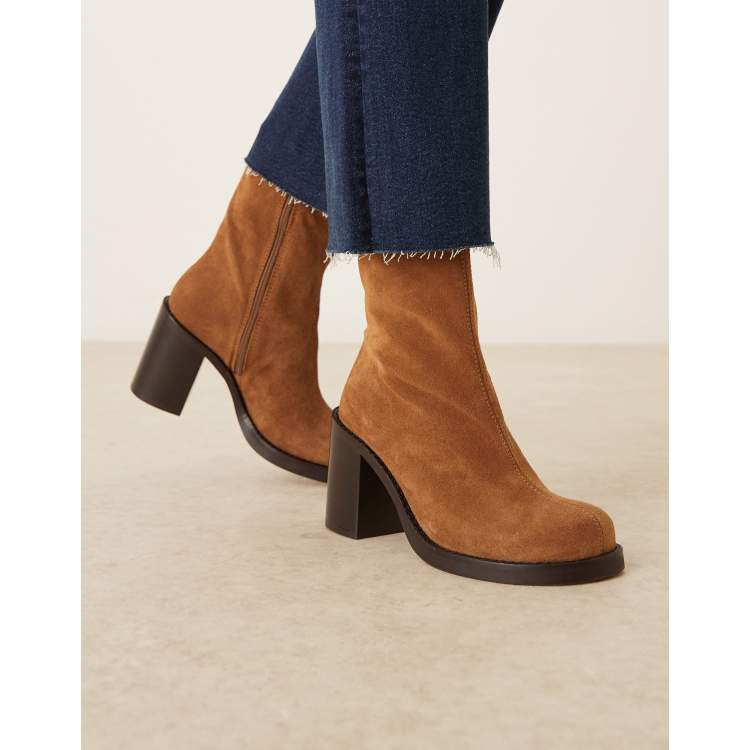 209173772-1-sandsuede?$n_750w$  display picture 3