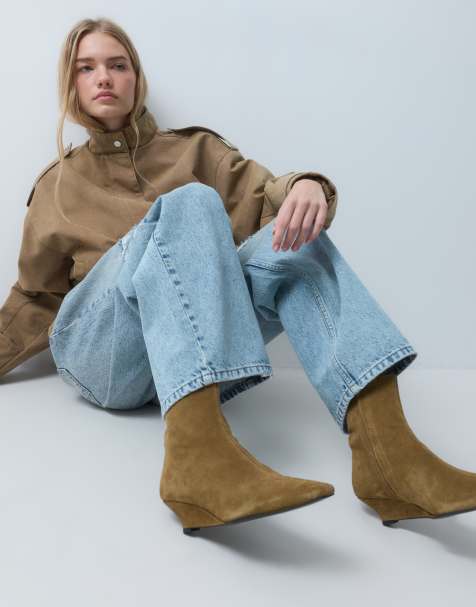ASOS DESIGN Renata botki na koturnie ze skóry zamszowej w kolorze oliwkowym - view 1