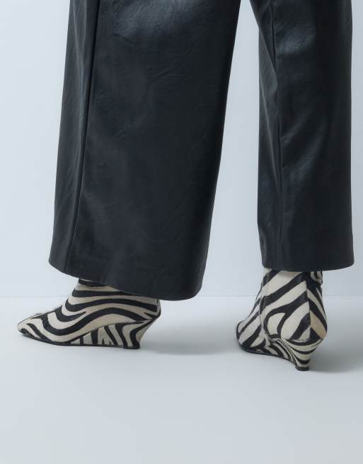 ASOS DESIGN Renata stivaletti eleganti con zeppa in vera pelle con pelo, stampa zebra, 5 di 5