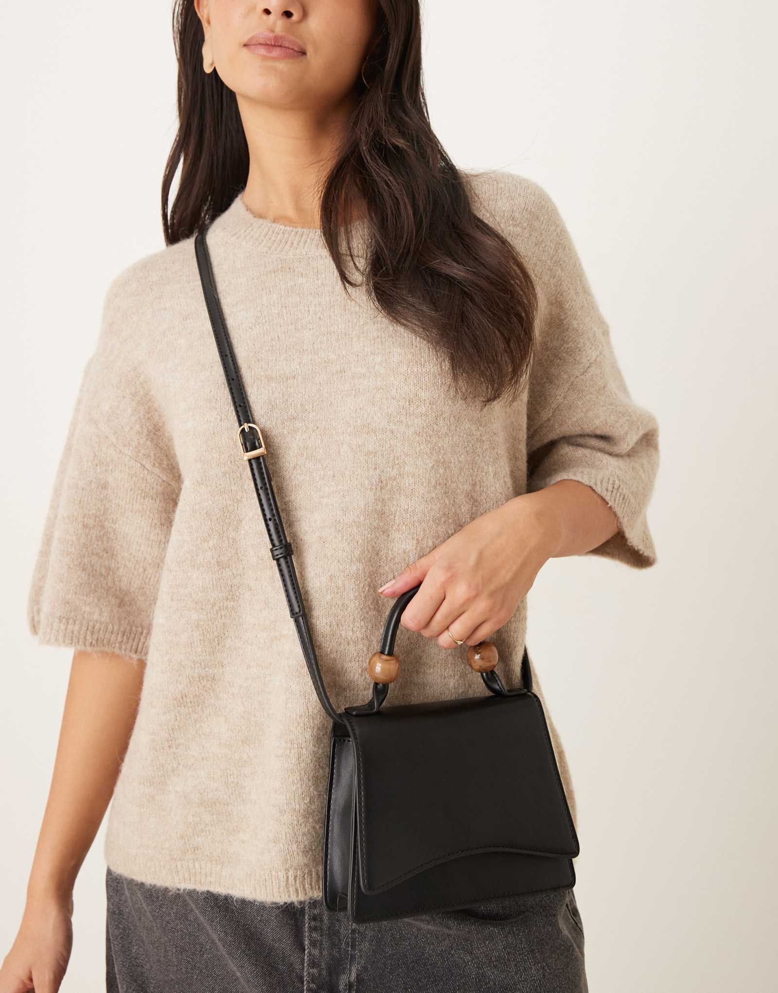 Сумка через плечо ASOS DESIGN с шариковой ручкой сверху из смолы и съемным ремешком черного цвета