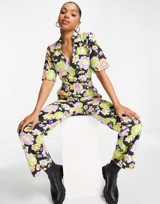 ASOS DESIGN – Retro blommig kortärmad jumpsuit i twill med dragkedja fram, spänne i midjan och utsvängd design